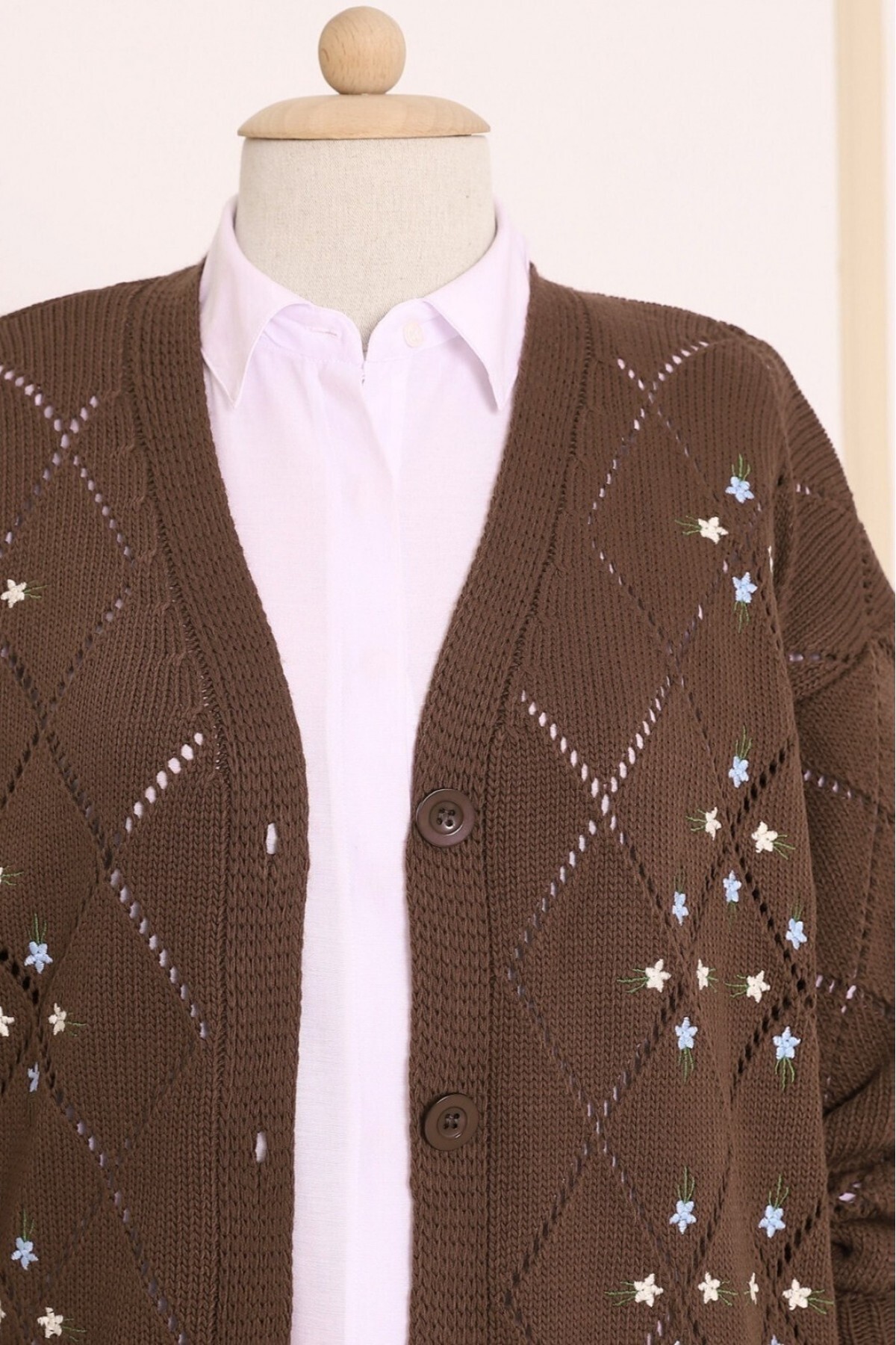 HİJABAYA  Ajurlu çiçek Nakışlı Düğmeli Triko Hırka - Görsel 4