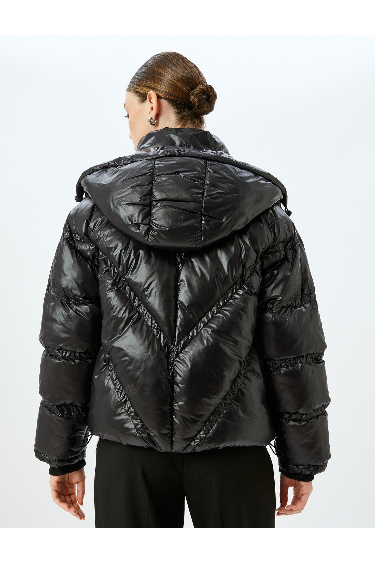 Koton  Çıt Çıt Düğme Kapamalı Cepli Parlak Kapitone Kapüşonlu Crop Şişme Mont - Görsel 4