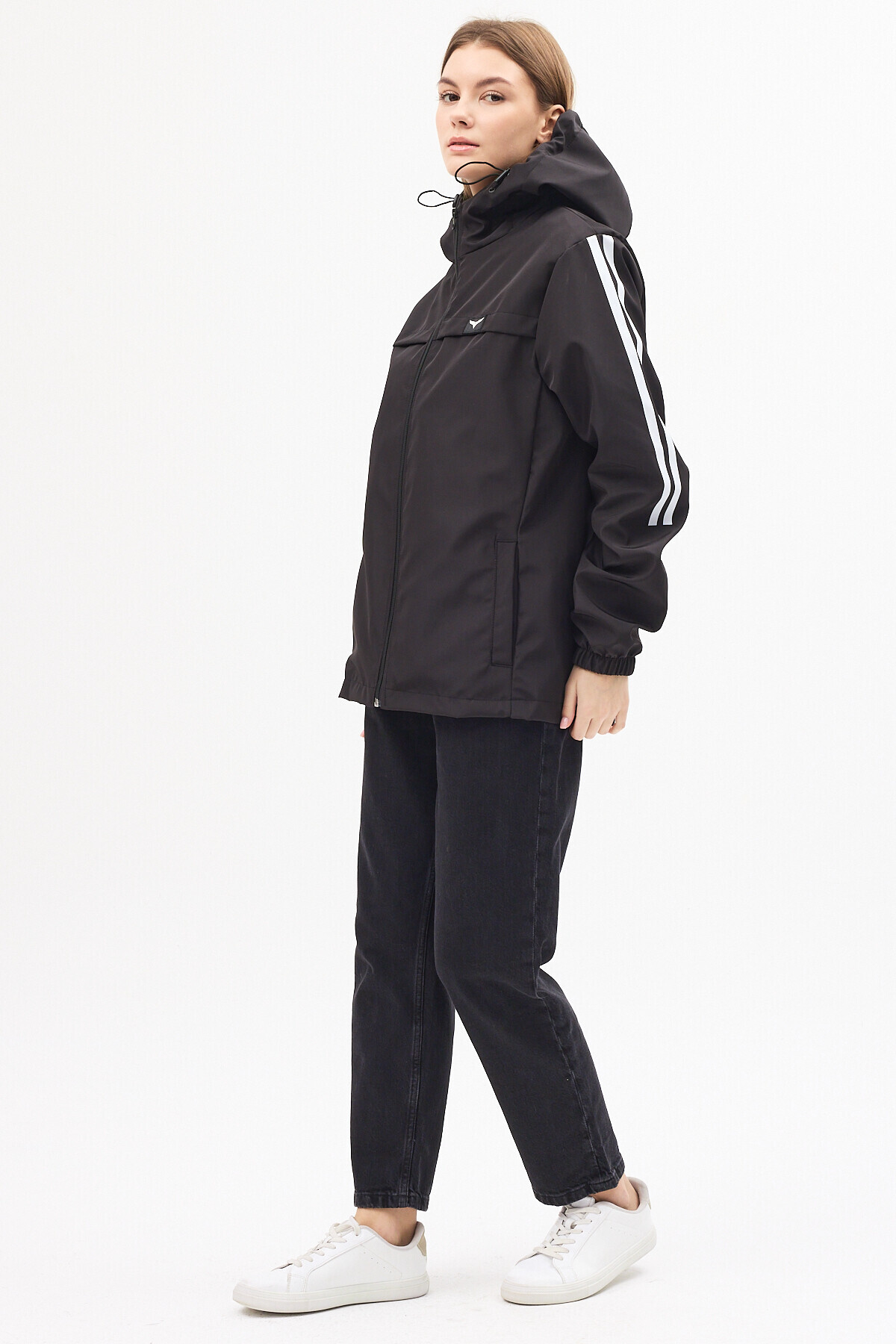LEVEL HİGH  Kadın Spor Yağmurluk Siyah – Kapüşonlu, Beyaz Şerit Detaylı, Hafif Rüzgarlık, Outdoor Mevsimlik - Görsel 7