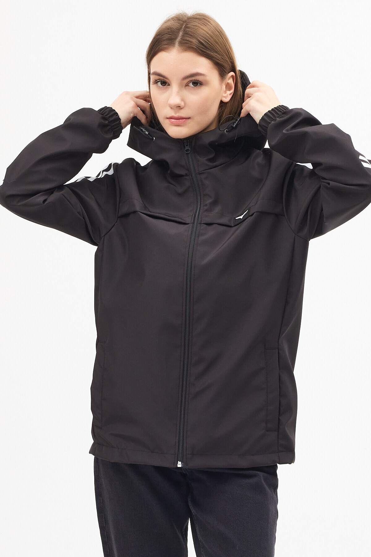 LEVEL HİGH  Kadın Spor Yağmurluk Siyah – Kapüşonlu, Beyaz Şerit Detaylı, Hafif Rüzgarlık, Outdoor Mevsimlik - Görsel 4