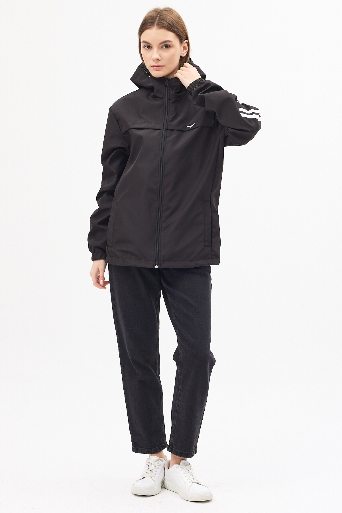 LEVEL HİGH  Kadın Spor Yağmurluk Siyah – Kapüşonlu, Beyaz Şerit Detaylı, Hafif Rüzgarlık, Outdoor Mevsimlik - Görsel 8