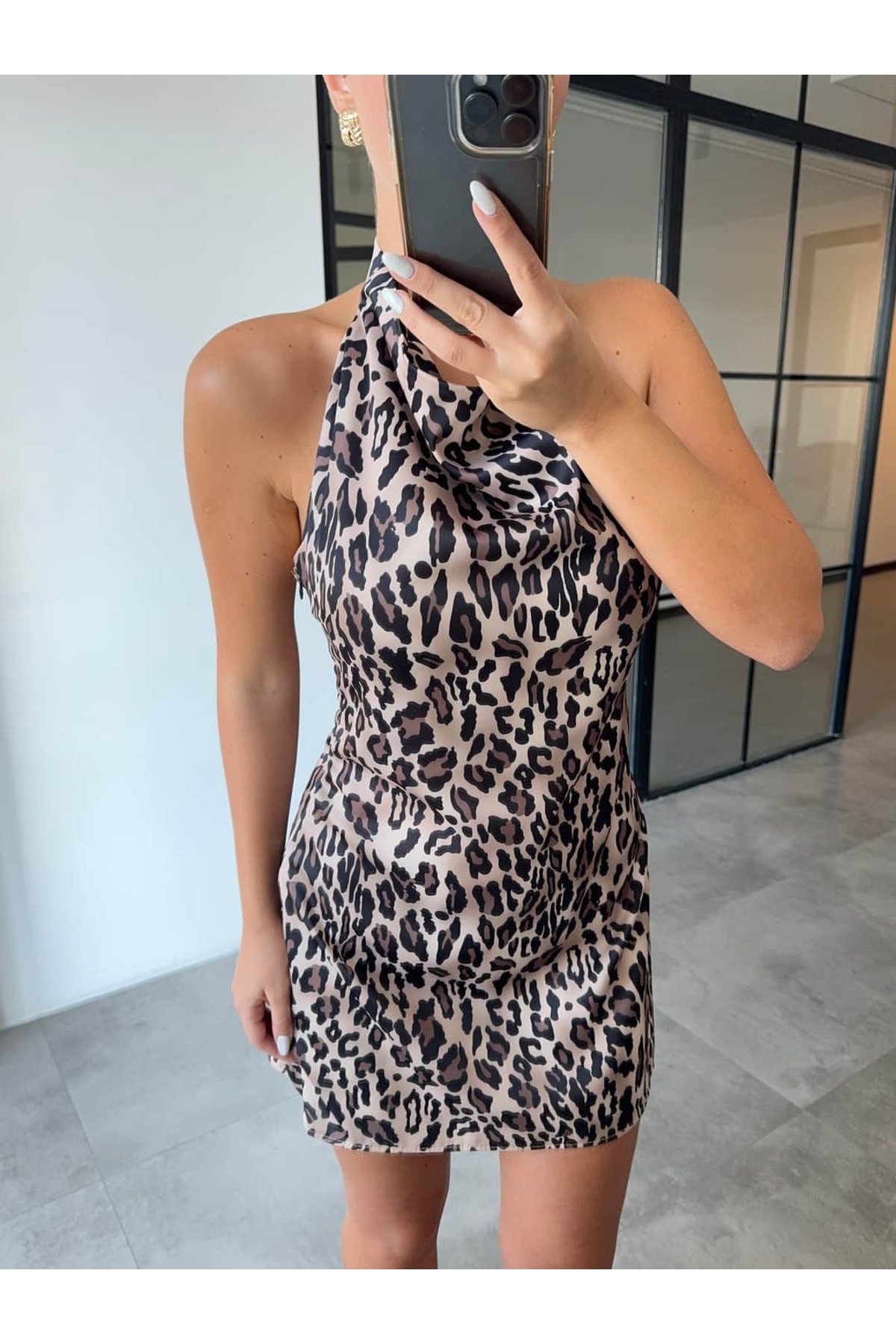 BB Bensu Buyruk  BOYUNDAN BAĞLAMALI MİNİ SATEN ELBİSE LEOPAR - Görsel 2