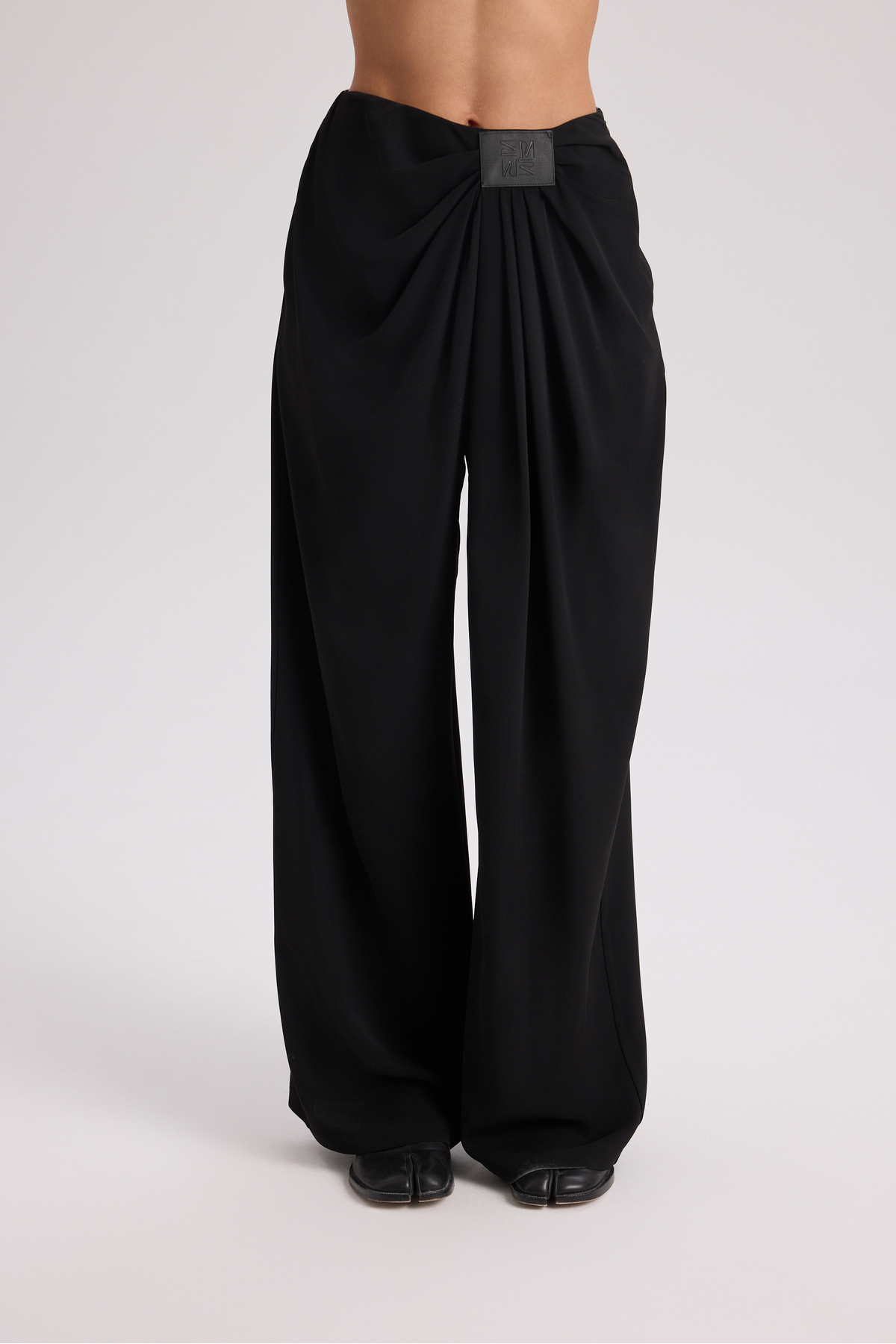 MAI STUDIOS CO.  Loose Pile Detaylı Siyah Dökümlü Pantolon - Görsel 7