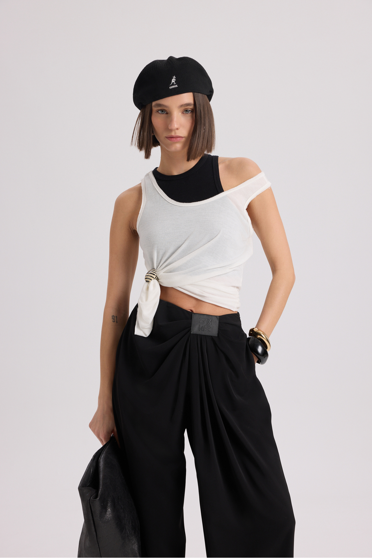 MAI STUDIOS CO.  Loose Pile Detaylı Siyah Dökümlü Pantolon