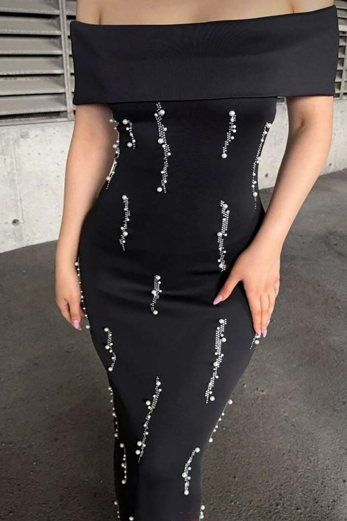 deafox  Siyah Madonna Yaka İnci Taş Detay Scuba Kumaş Elbise - Görsel 2