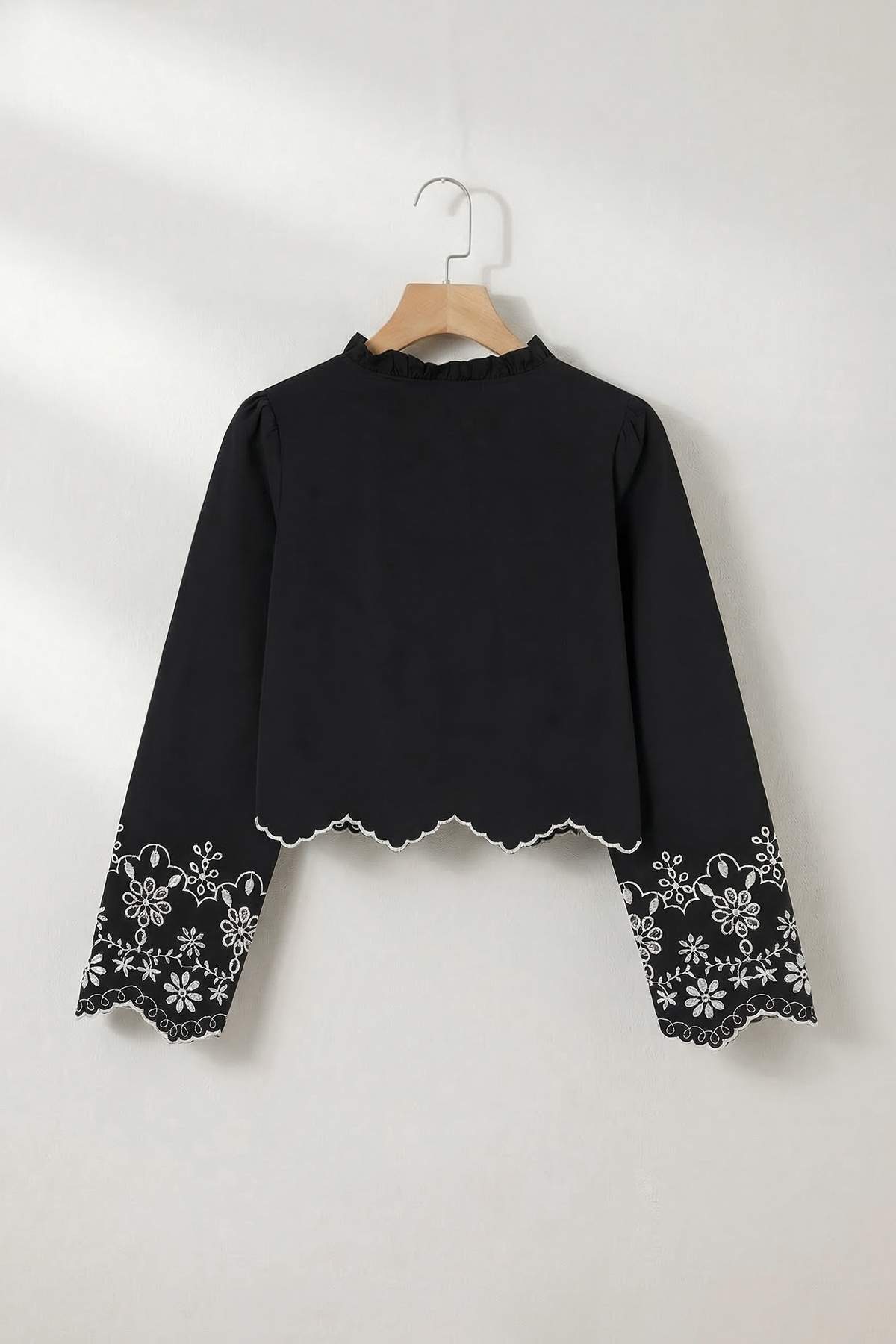 Trendyolmilla  Siyah Nakışlı Crop V Yaka Bağlamalı Pamuklu Gömlek TDRSS26GO00034 - Görsel 2