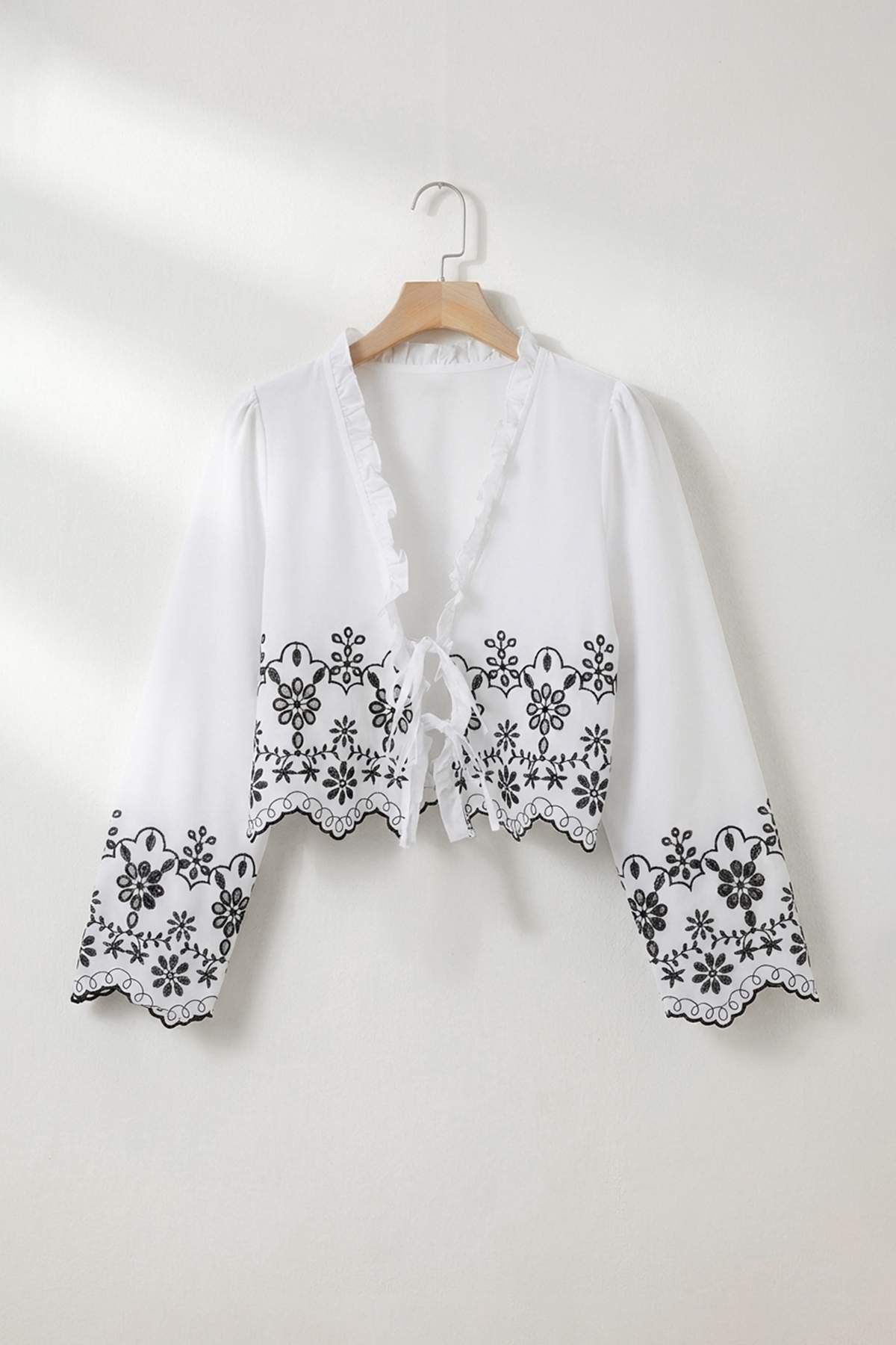 Trendyolmilla  Beyaz Nakışlı Crop V Yaka Bağlamalı Pamuklu Gömlek TDRSS26GO00034