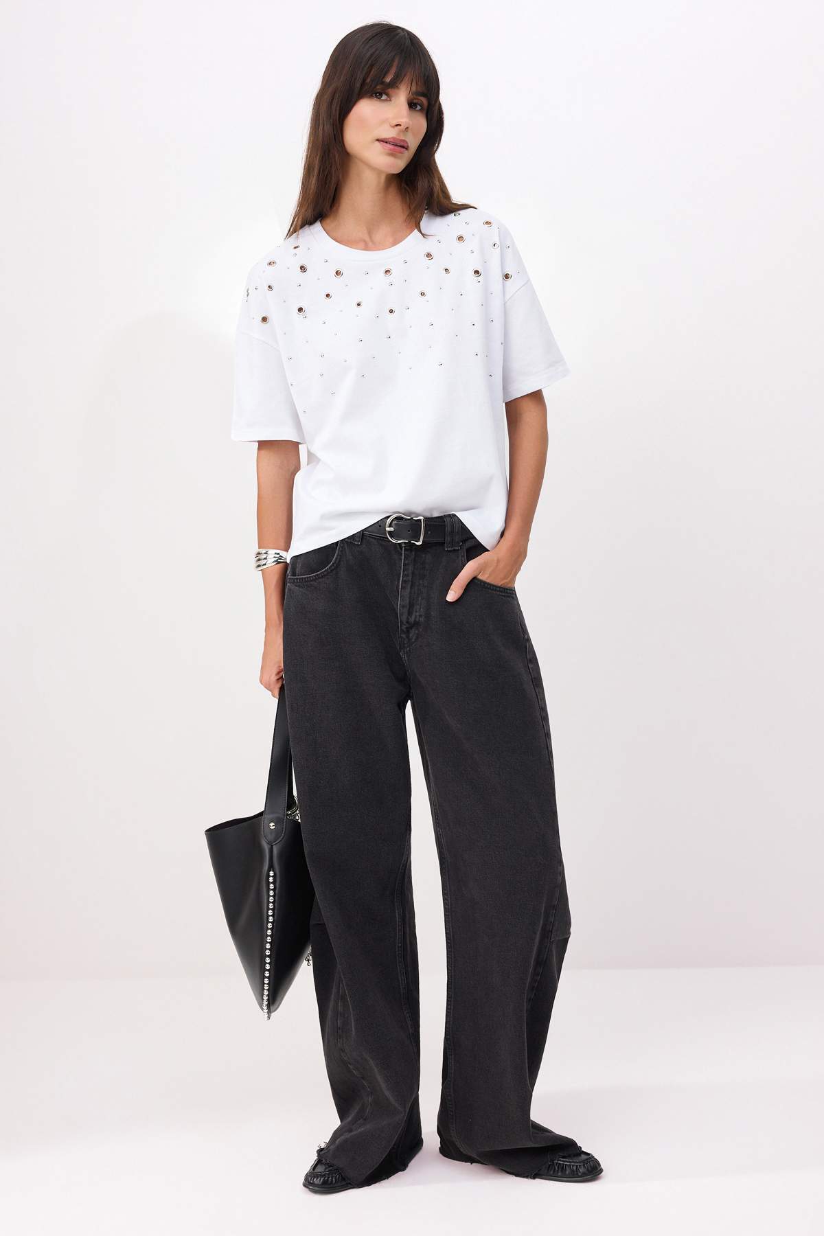 Trendyolmilla  Beyaz Oversize/Geniş Kalıp Kısa Kollu Aksesuar Detaylı Uzun %100 Pamuk Örme T-shirt TWOSS26TS00238 - Görsel 2