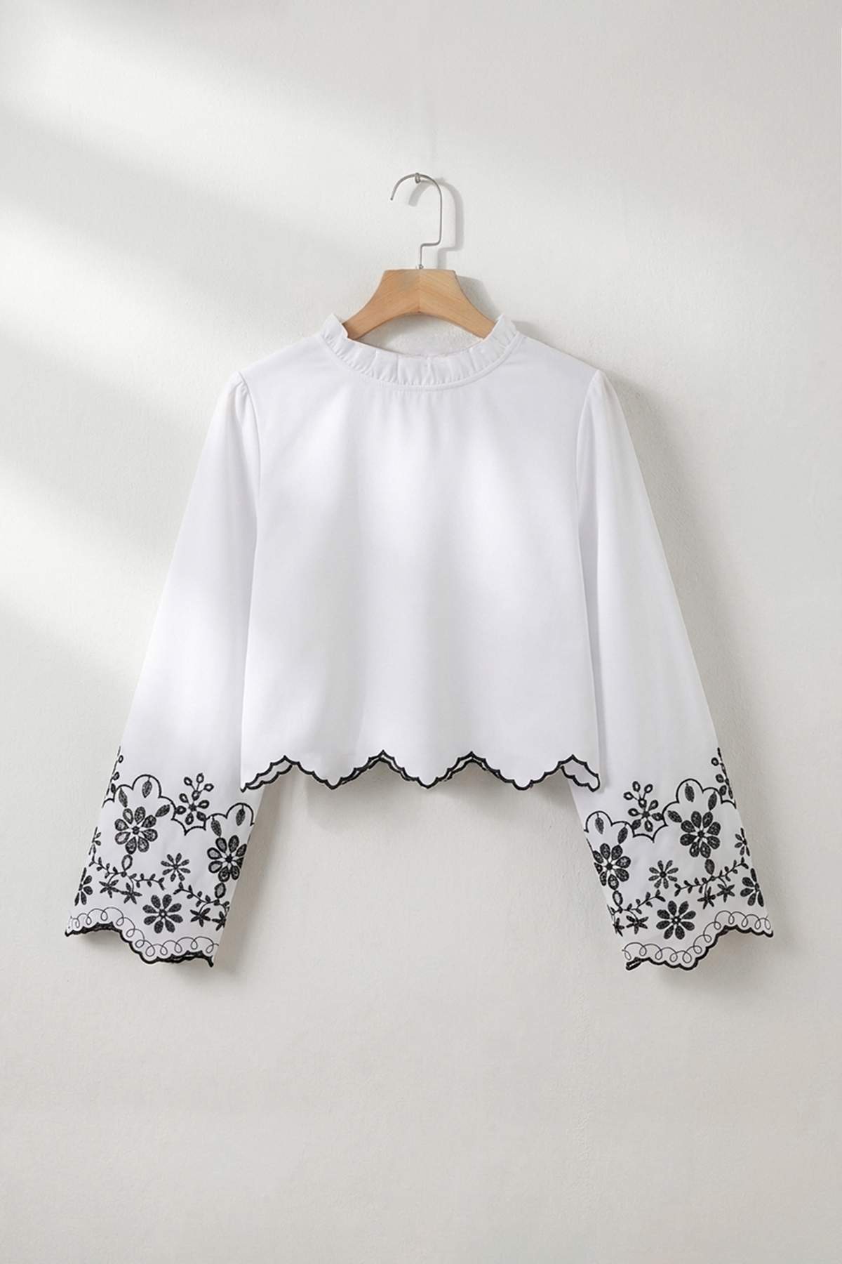 Trendyolmilla  Beyaz Nakışlı Crop V Yaka Bağlamalı Pamuklu Gömlek TDRSS26GO00034 - Görsel 2