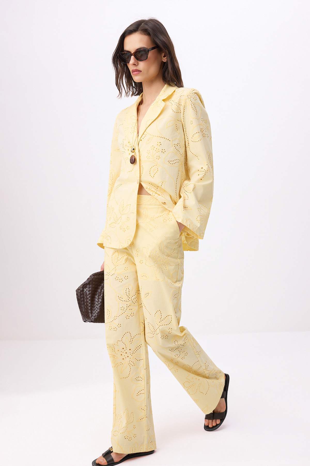 Trendyolmilla  Açık Sarı Brode Blazer Ceket Pantolon Dokuma Alt - Üst Takım TWOSS26AU00066 - Görsel 2