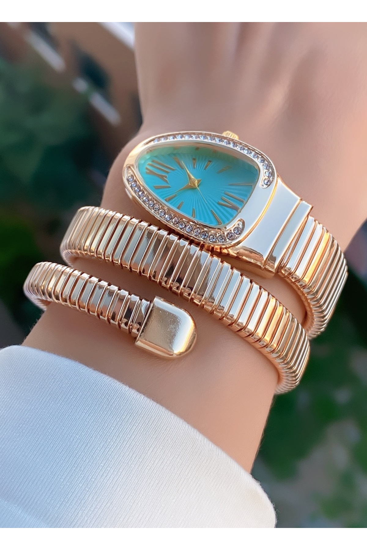 Merand  Altın Renk Özel Tasarım Taşlı Dolamalı Yılan Model Kadın Kol Saati - Görsel 2