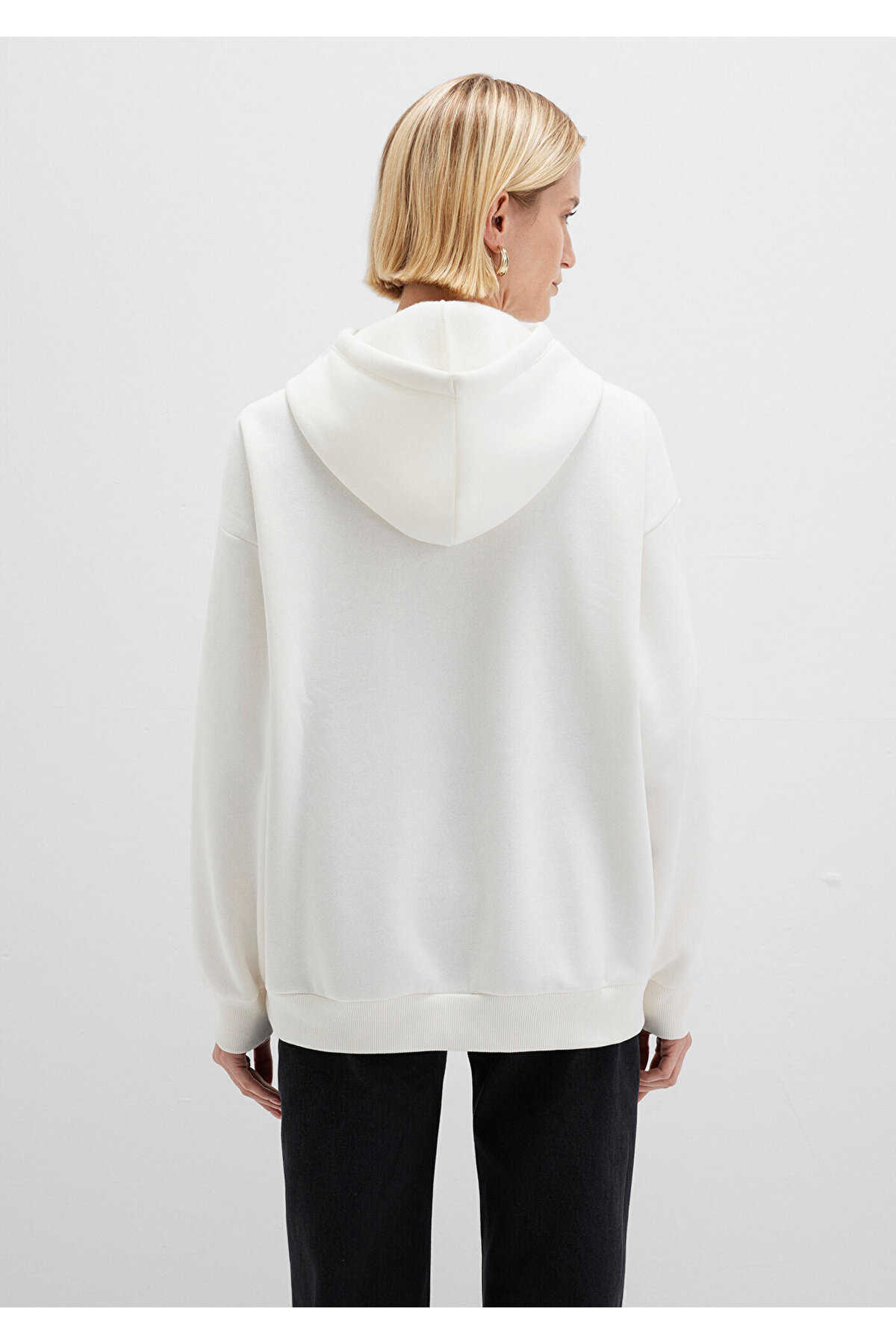 Mavi  Logo Nakışlı Kapüşonlu Beyaz Sweatshirt Oversize / Geniş Kesim 1S10175-80194 - Görsel 4