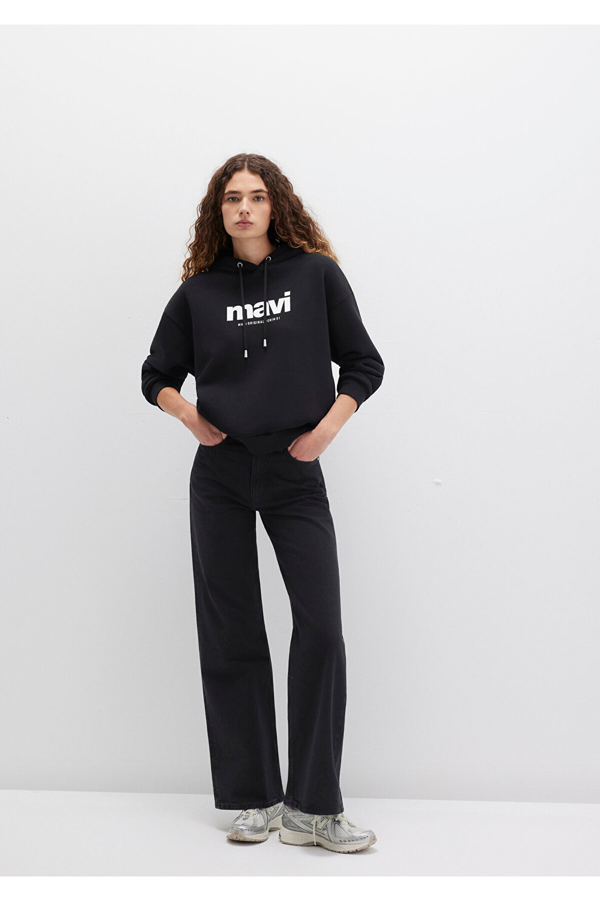 Mavi  Logo Baskılı Kapüşonlu Siyah Sweatshirt 168334-900 - Görsel 2