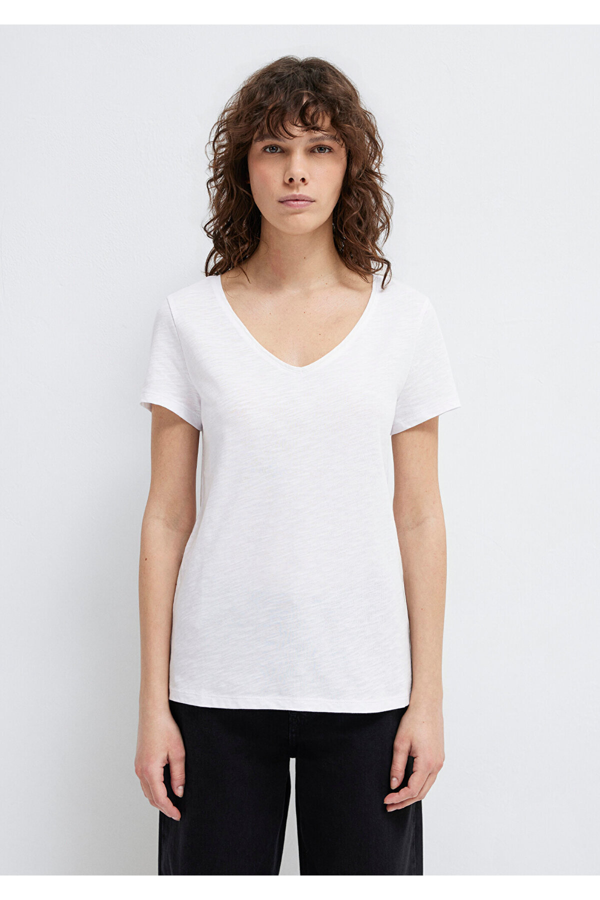 Mavi  2li Siyah Beyaz Kadın V Yaka Basic Tişört Slim Fit / Dar Kesim 1611371-900 - Görsel 7