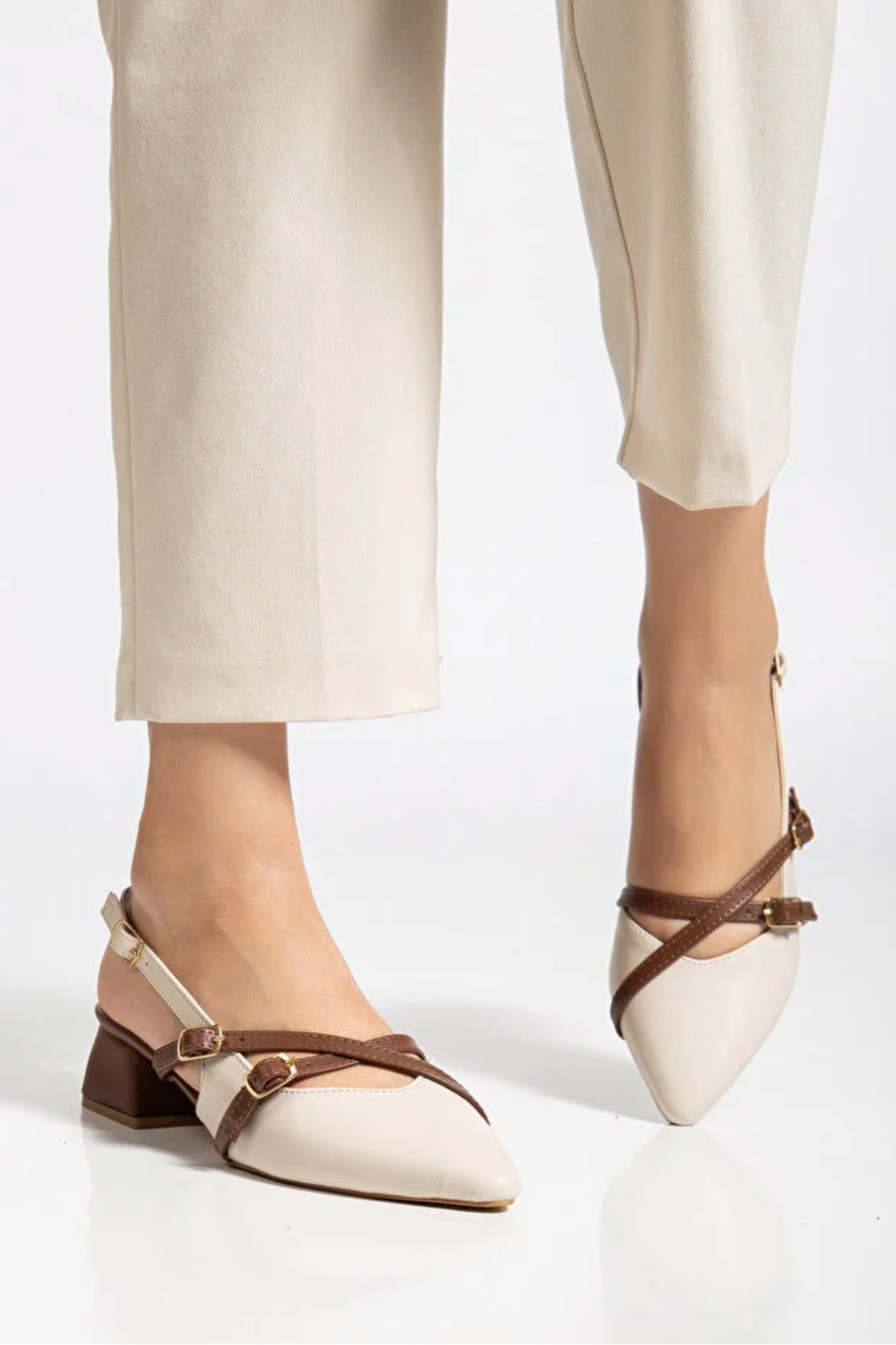 van heflin  ELARA Kadın Bej Taba Çapraz Bantlı Tokalı Slingback 4 Cm Kalın Topuklu Sivri Burun Ayakkabı