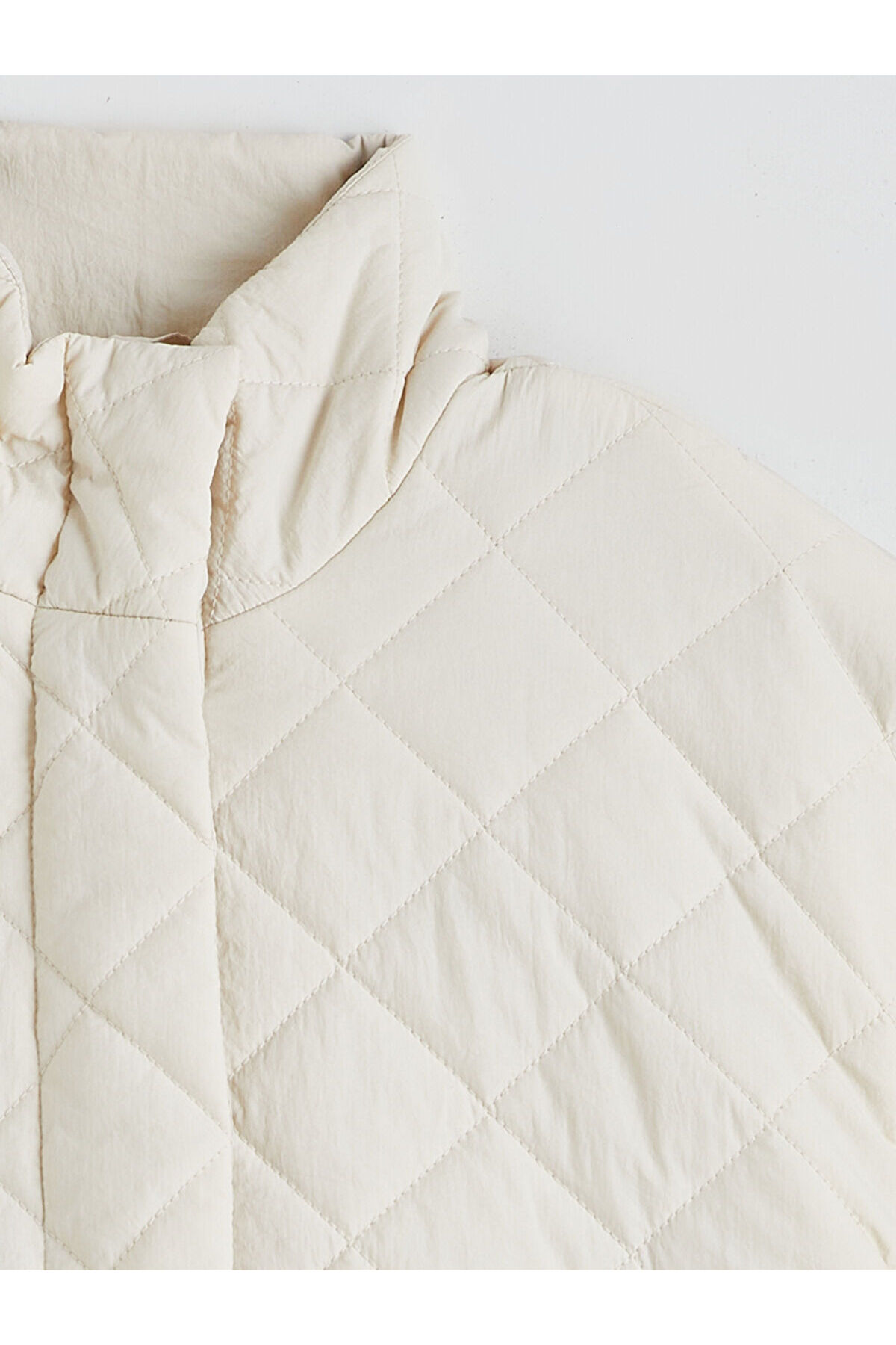 LC Waikiki  Timeless Clothing & Zamansız Seçimler Hakim Roba Yaka Baklava İşlemeli Kadın Şişme Mont - Görsel 8