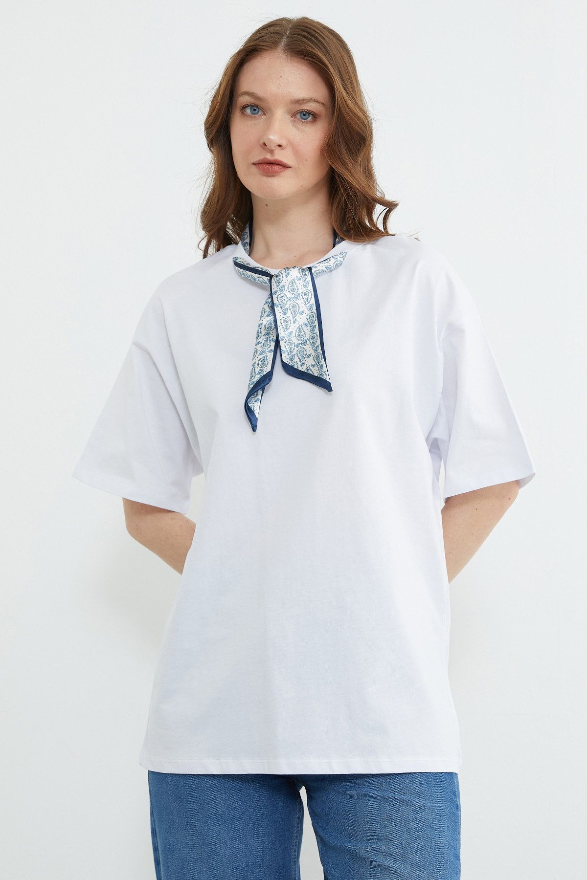 Fullamoda  Fular Detaylı Bisiklet Yaka Tişört - Görsel 5