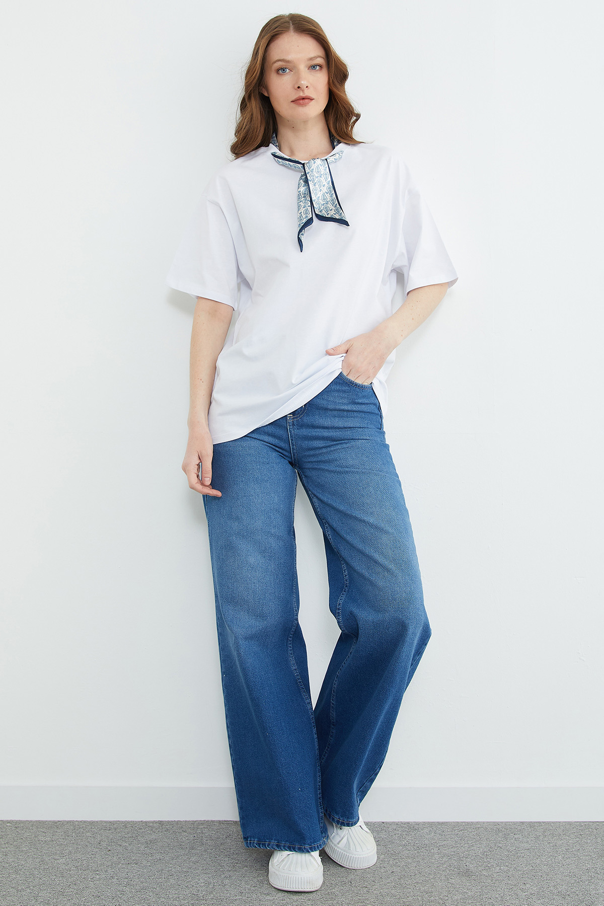 Fullamoda  Fular Detaylı Bisiklet Yaka Tişört - Görsel 2