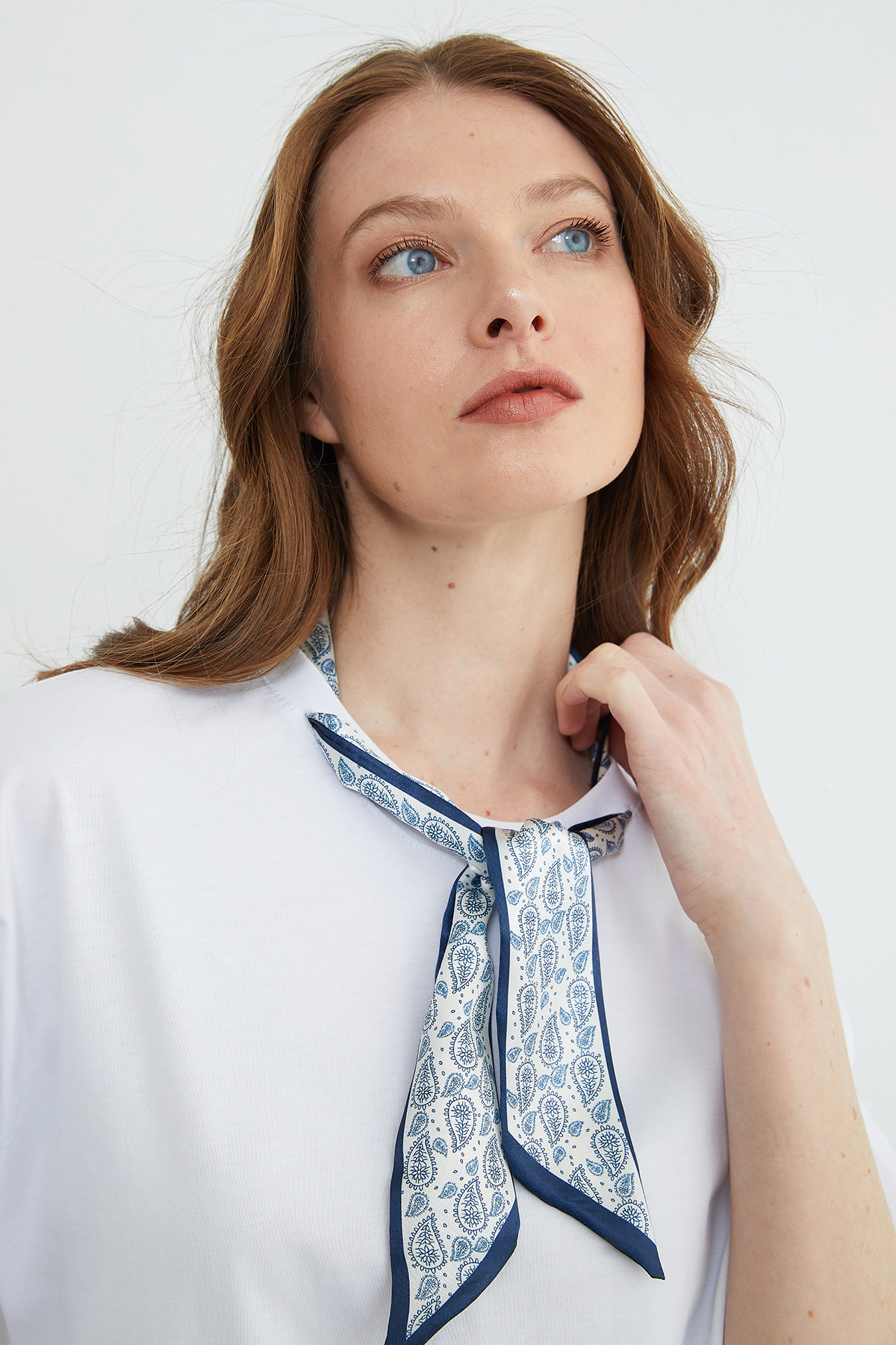 Fullamoda  Fular Detaylı Bisiklet Yaka Tişört - Görsel 6