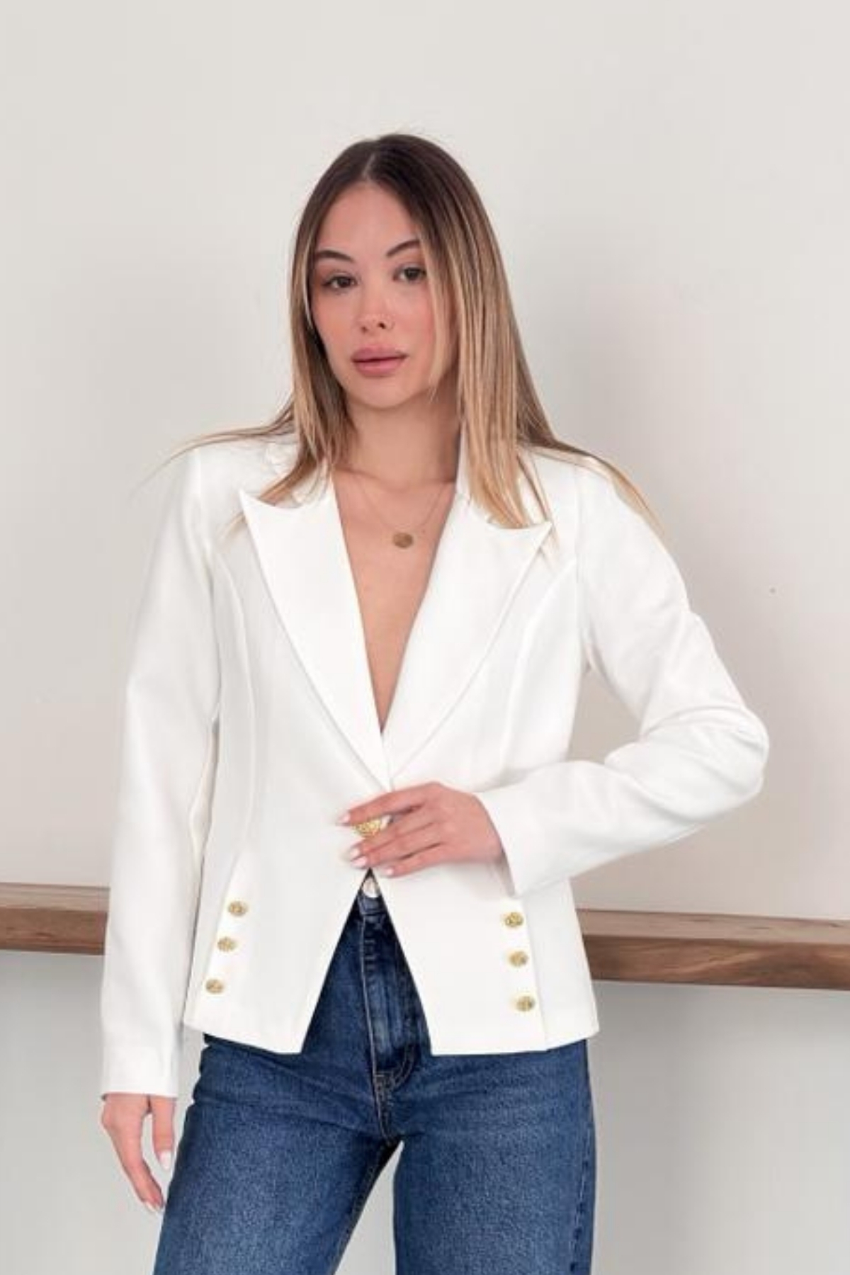 diaves  Beyaz Gold Düğme Detaylı Kruvaze Kesim Dokuma Kumaş Blazer Ceket - Görsel 5