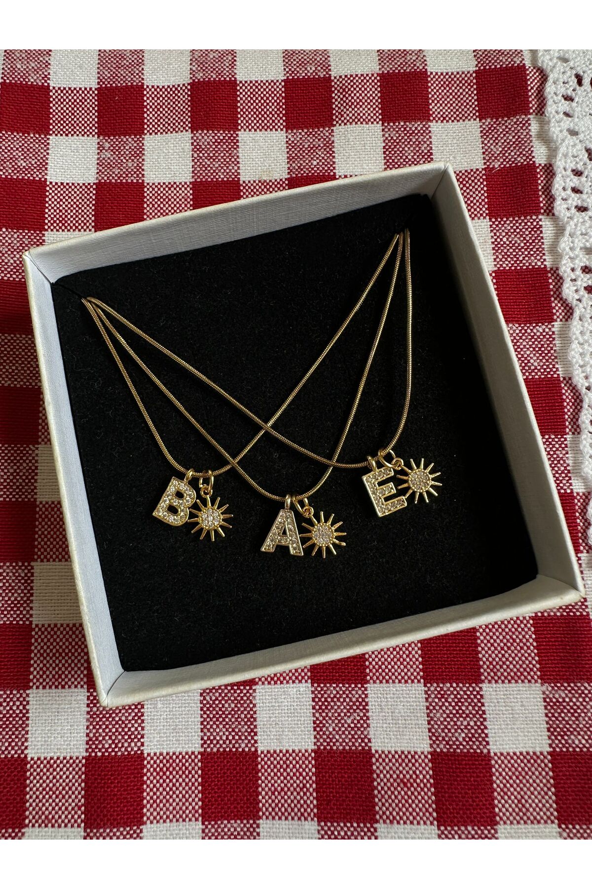 Taşlı Harf ve Güneş Charmlı 45 cm Paslanmaz Çelik Zincirli Kişiye Özel Gold Kadın Kolye - Detay Görseli 1