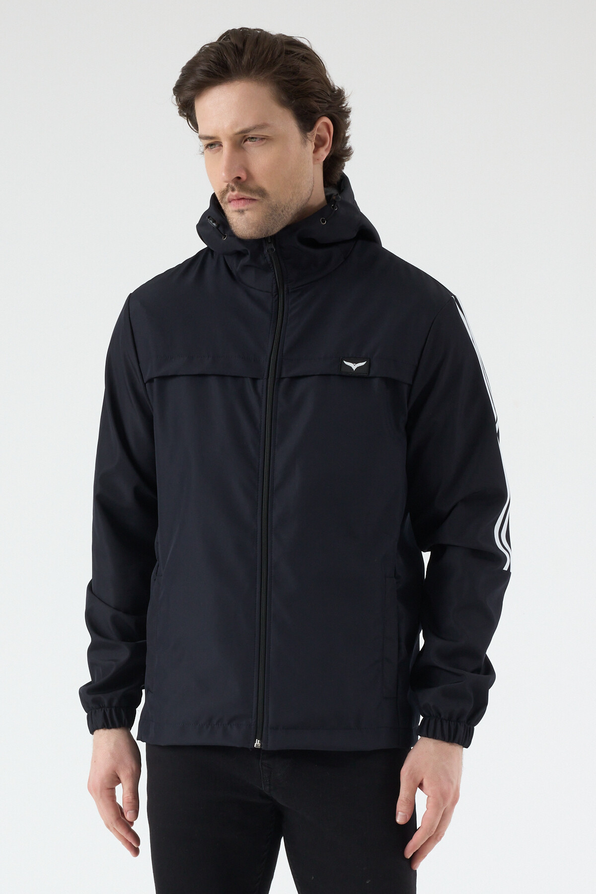 LEVEL HİGH  Erkek Spor Yağmurluk Lacivert – Kapüşonlu, Beyaz Şerit Detaylı, Hafif Rüzgarlık, Outdoor Mevsimlik - Görsel 5
