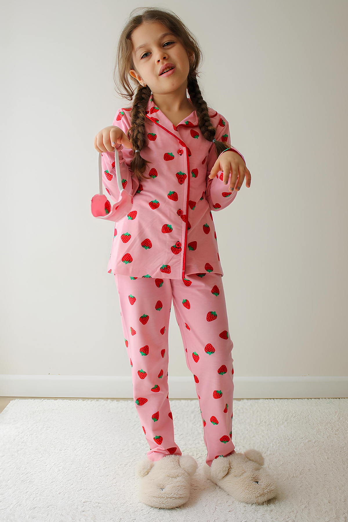 Belya Kids Wear Kız Çocuk Pamuklu Süet Pembe Çilek Desenli Gömlek Yaka Uyku Bantlı Düğmeli Uzun Kollu Pijama Takımı fotoğrafı 4 (önizleme)