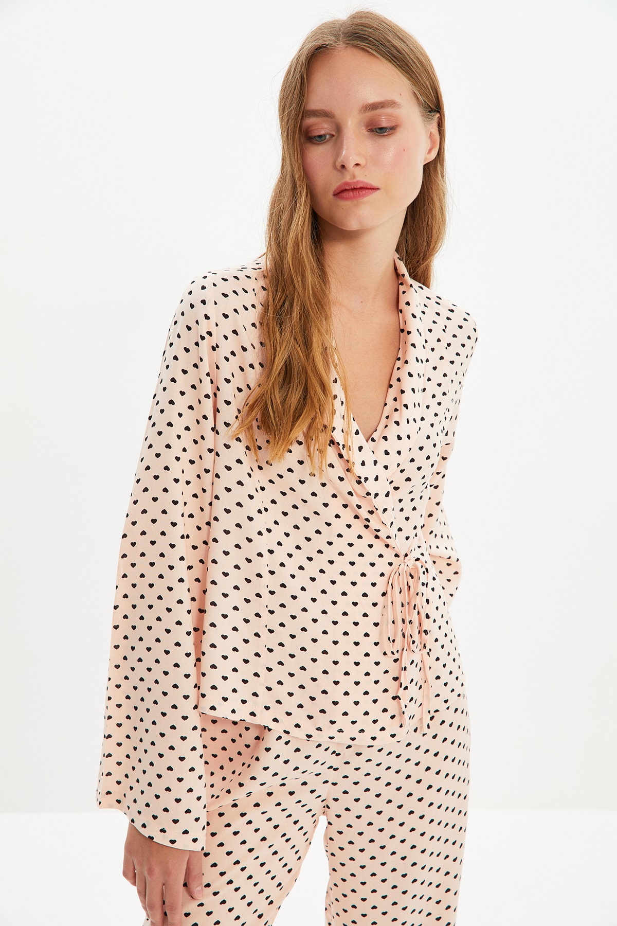 Trendyolmilla  Pudra Kalpli Bağlama Detaylı Viskon Dokuma Pijama Takımı THMAW22PT0300 - Görsel 3