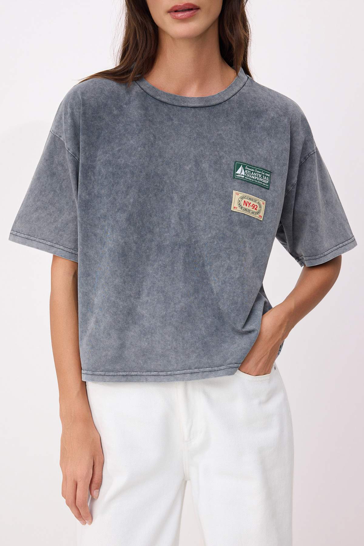 Trendyolmilla  Antrasit Oversize/Geniş Kalıp Eskitme/Soluk Efektli Tok %100 Pamuk Örme T-Shirt TWOSS26TS00088 - Görsel 3