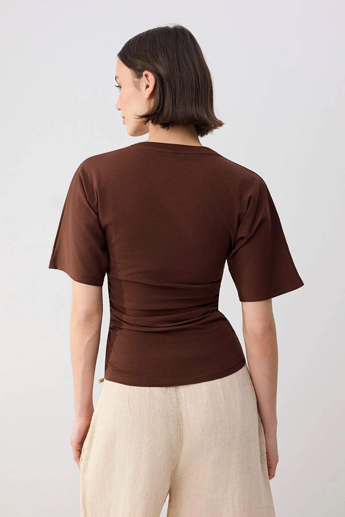 Trendyolmilla  Wardrobe Essentials-Kahverengi Fitted/Vücuda Oturan Kısa Kollu Esnek Örme T-Shirt TWOSS26TS00052 - Görsel 4