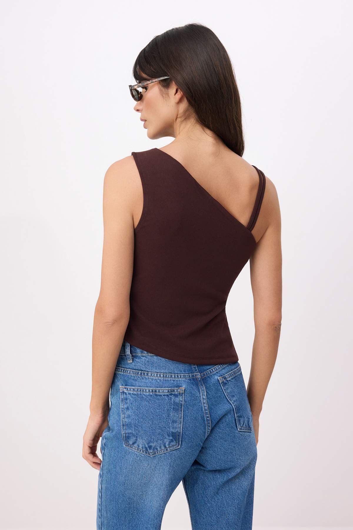 Trendyolmilla  Kahverengi Fitted/Vücuda Oturan Asimetrik Yaka Tek Kol Kolsuz Krep Örme Bluz TWOSS26BZ00634 - Görsel 4