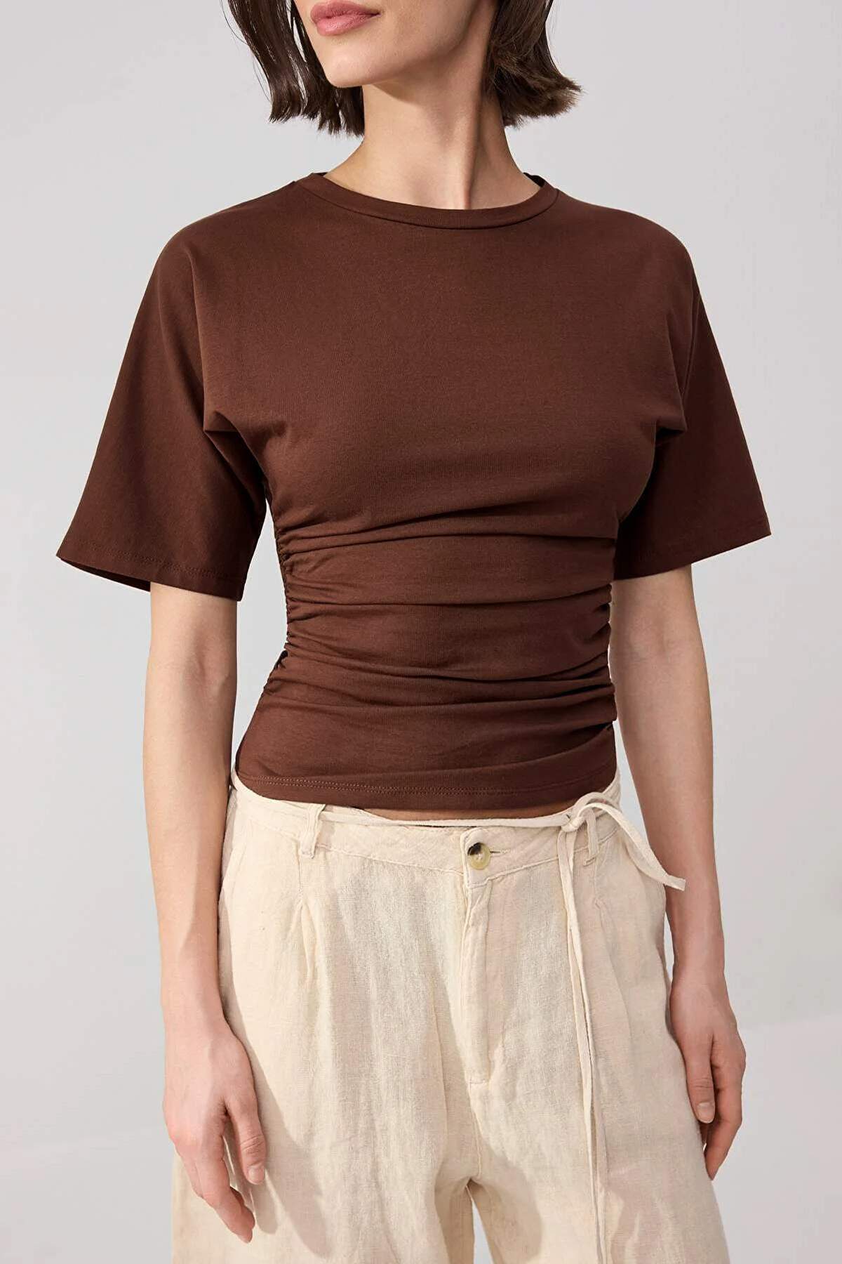 Trendyolmilla  Wardrobe Essentials-Kahverengi Fitted/Vücuda Oturan Kısa Kollu Esnek Örme T-Shirt TWOSS26TS00052 - Görsel 3