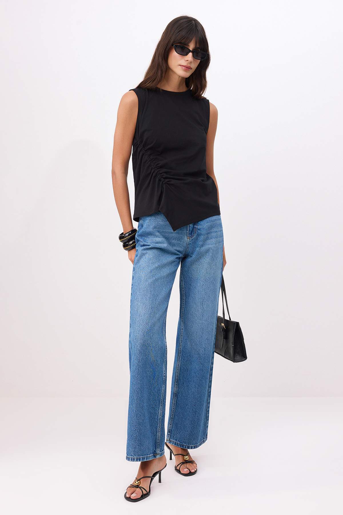 Trendyolmilla  Siyah Düz Regular Bisiklet Yaka Kolsuz Büzgülü Uzun %100 Pamuk Örme T-Shirt TWOSS26TS00195 - Görsel 2