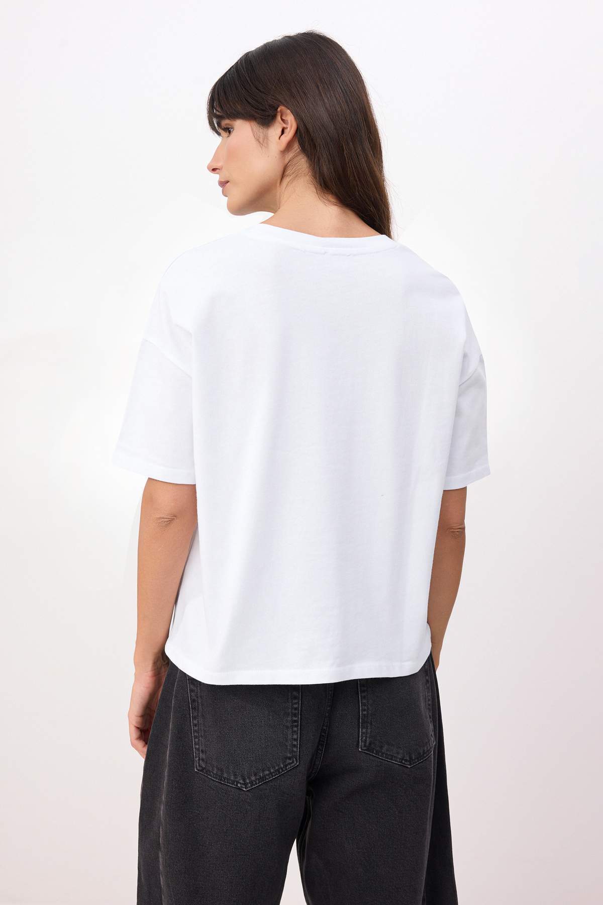 Trendyolmilla  Beyaz Oversize/Geniş Kalıp Kısa Kollu Aksesuar Detaylı Uzun %100 Pamuk Örme T-shirt TWOSS26TS00238 - Görsel 4