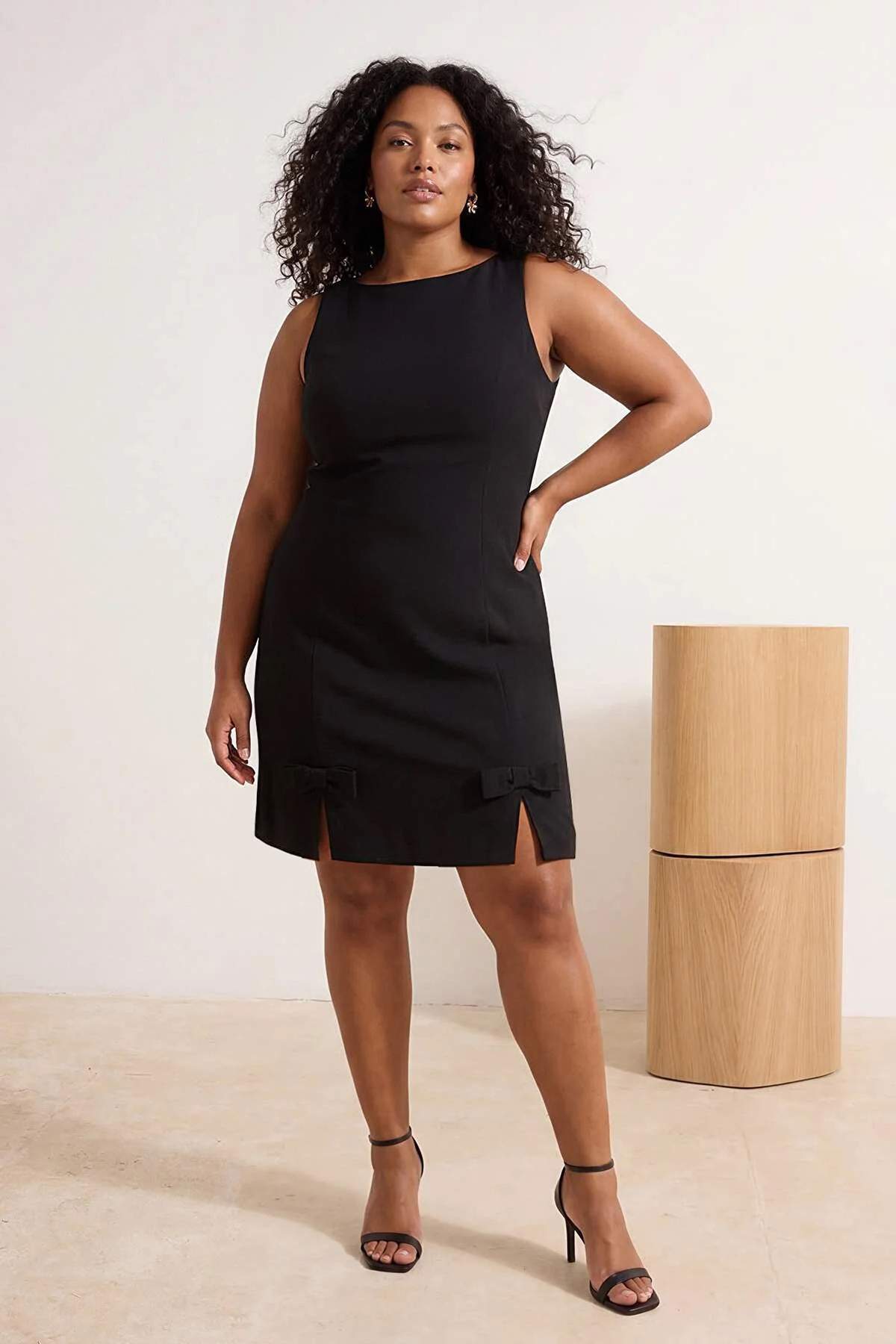 Trendyol Curve Schwarzes Mini-Kleid in A-Linie mit Schleifendetail und Webmus...