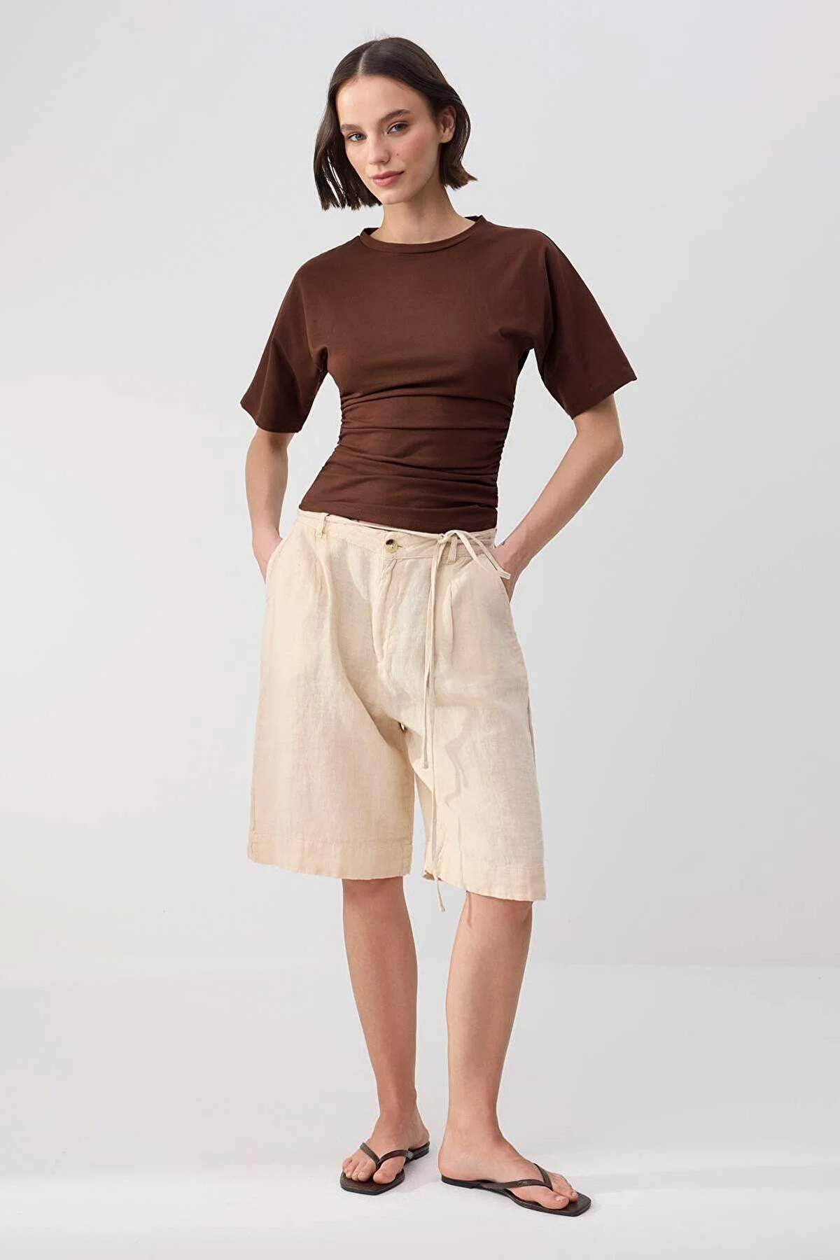 Trendyolmilla  Wardrobe Essentials-Kahverengi Fitted/Vücuda Oturan Kısa Kollu Esnek Örme T-Shirt TWOSS26TS00052 - Görsel 2