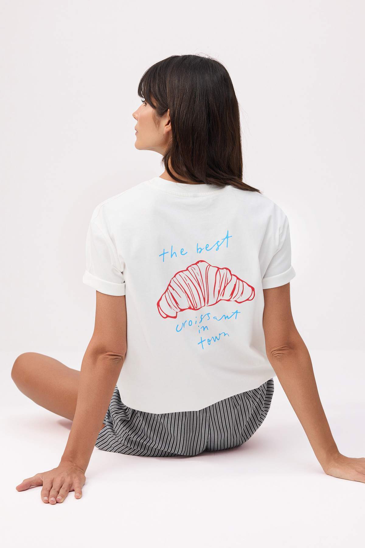 Trendyolmilla  Ekru Baskılı Oversize/Geniş Kalıp Kısa Kollu %100 Pamuk Örme T-Shirt TWOSS26TS00116