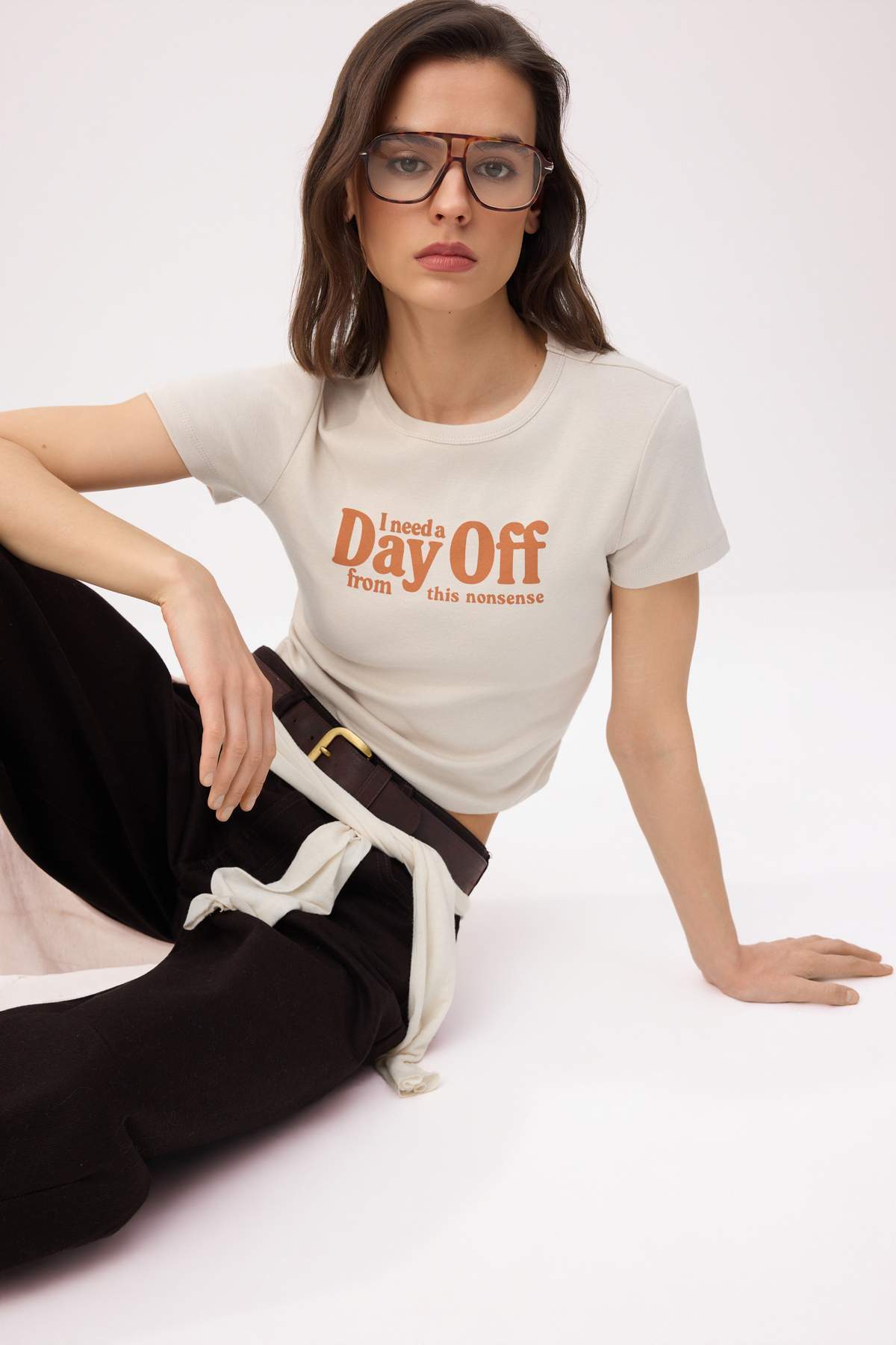 Trendyolmilla Taş Baskılı Fitted/Vücuda Oturan Kısa Kollu Pamuk Ribana Örme T-Shirt TWOSS26TS00127