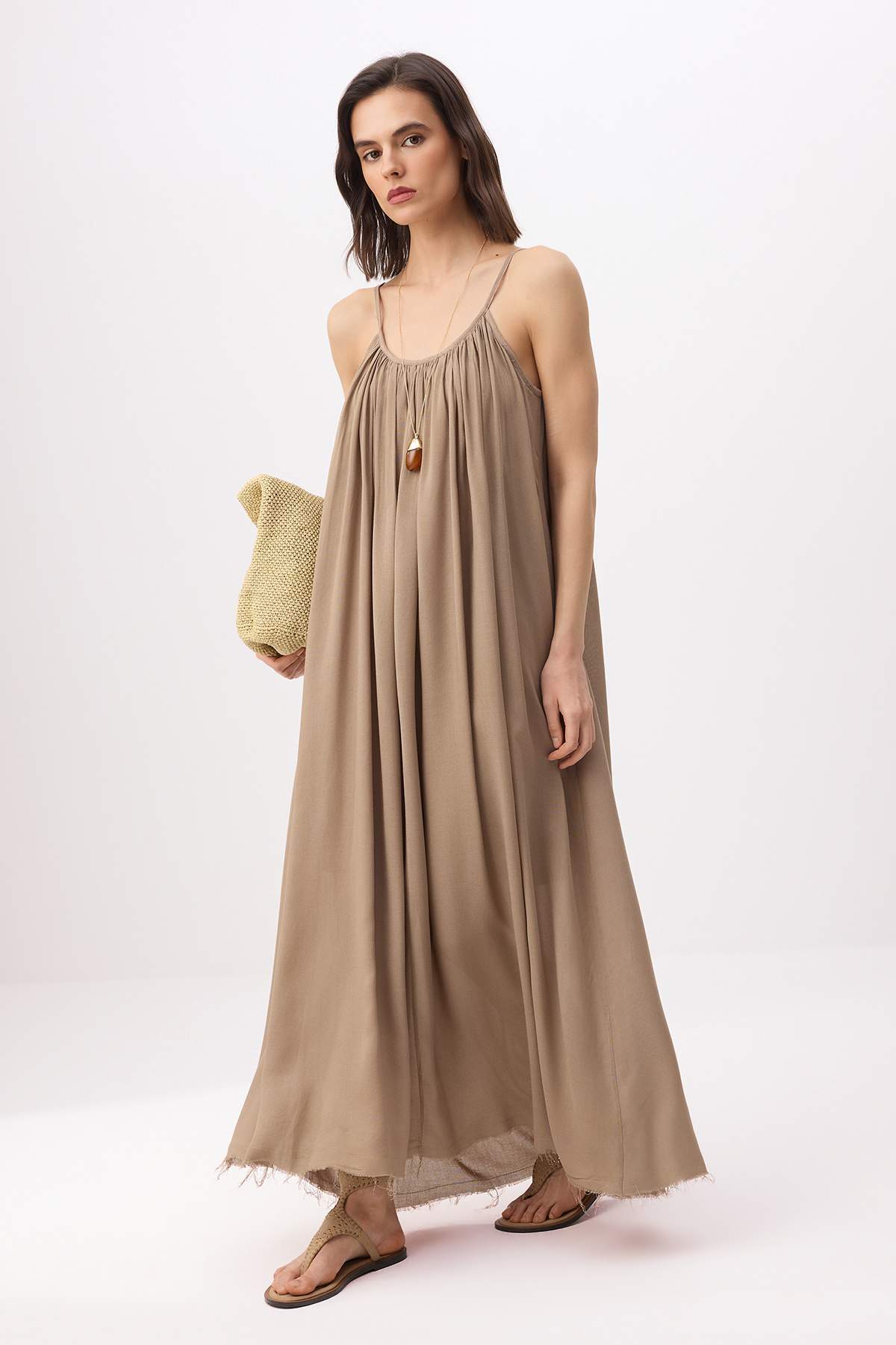Trendyol Kollektion Braunes, locker geschnittenes Maxi-Webkleid TWOSS26EL00764
