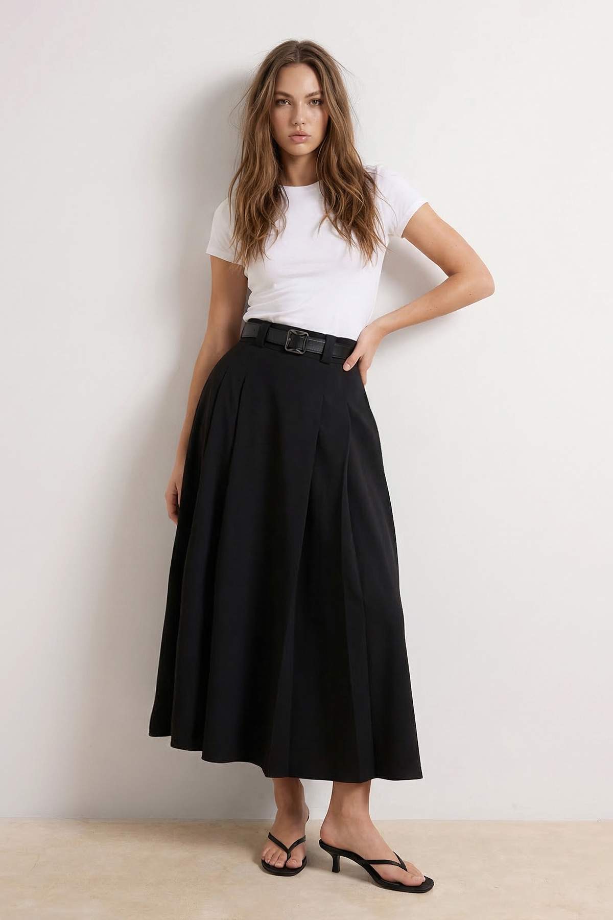 Trendyol Collection Czarna plisowana spódnica maxi z tkaniny Tedaw25Et00000