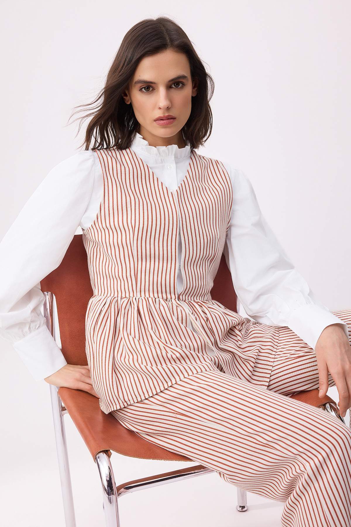 Trendyolmilla Modest Çok Renkli Regular Keten Görünümlü Çizgili Dokuma Yelek Gömlek Pantolon 3 Parça Takım TCTSS26US00042