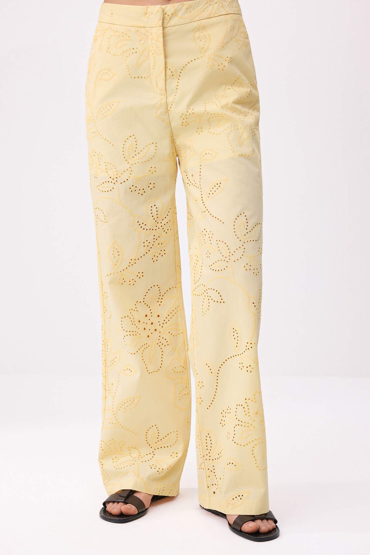 Trendyolmilla  Açık Sarı Brode Blazer Ceket Pantolon Dokuma Alt - Üst Takım TWOSS26AU00066 - Görsel 3