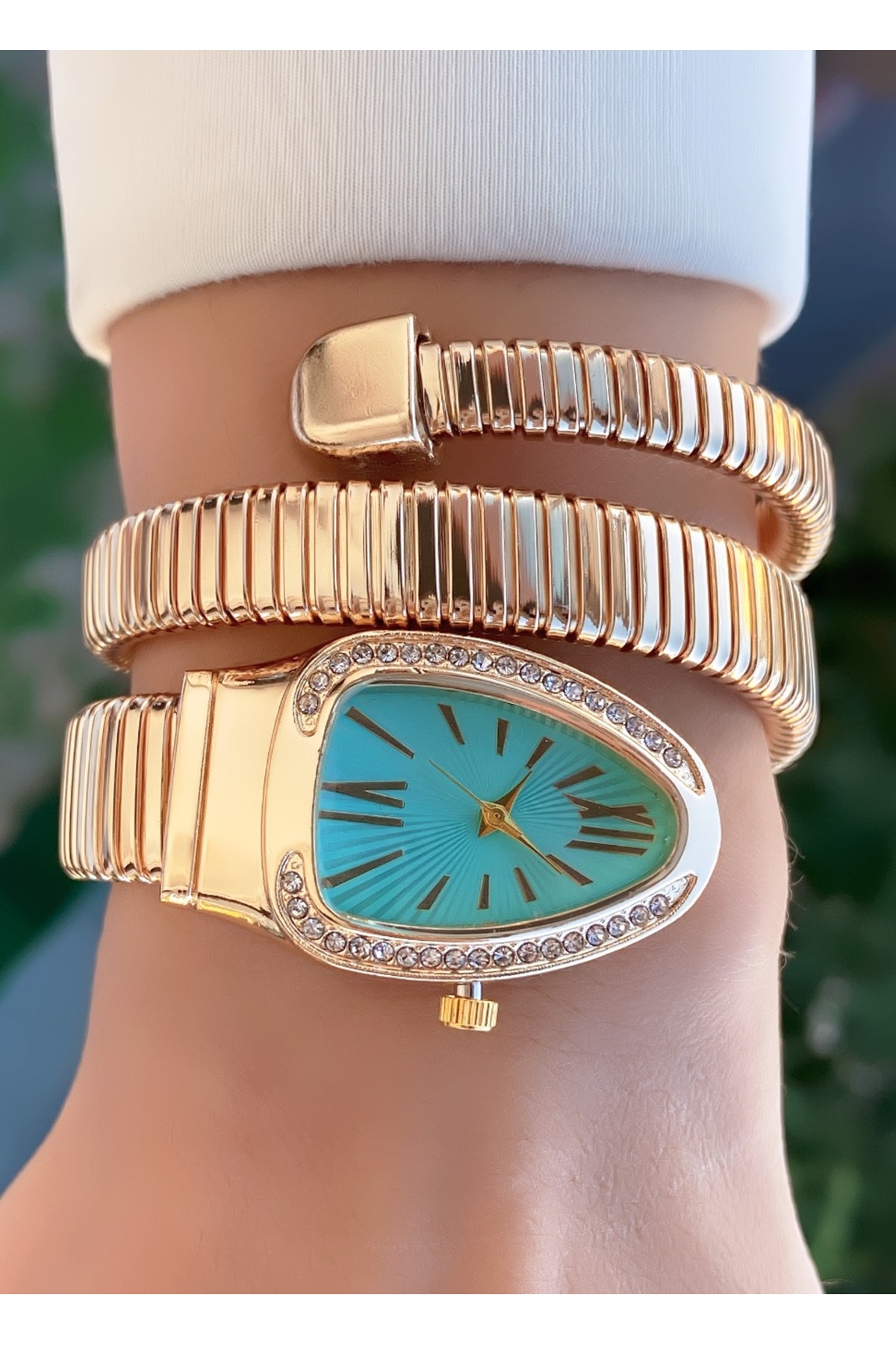 Merand  Altın Renk Özel Tasarım Taşlı Dolamalı Yılan Model Kadın Kol Saati