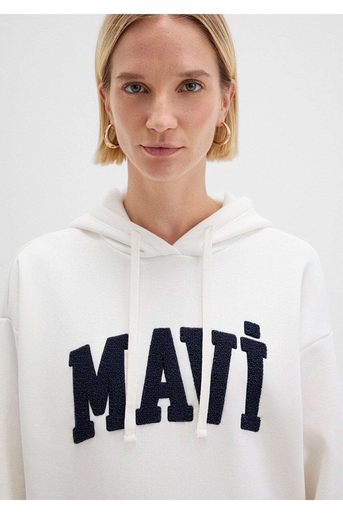 Mavi  Logo Nakışlı Kapüşonlu Beyaz Sweatshirt Oversize / Geniş Kesim 1S10175-80194 - Görsel 5