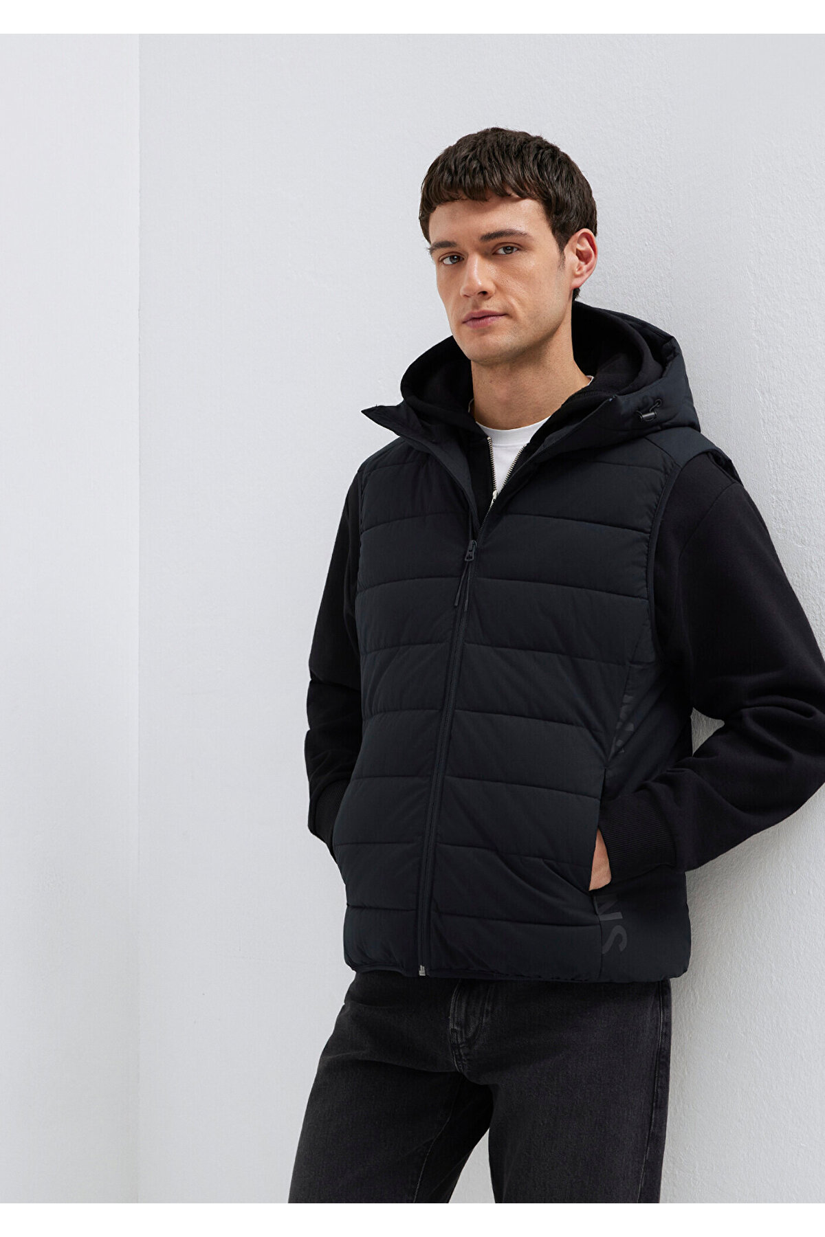 Mavi  Jeans Detaylı Kapüşonlu Siyah Şişme Yelek Regular Fit / Normal Kesim 0110554-900