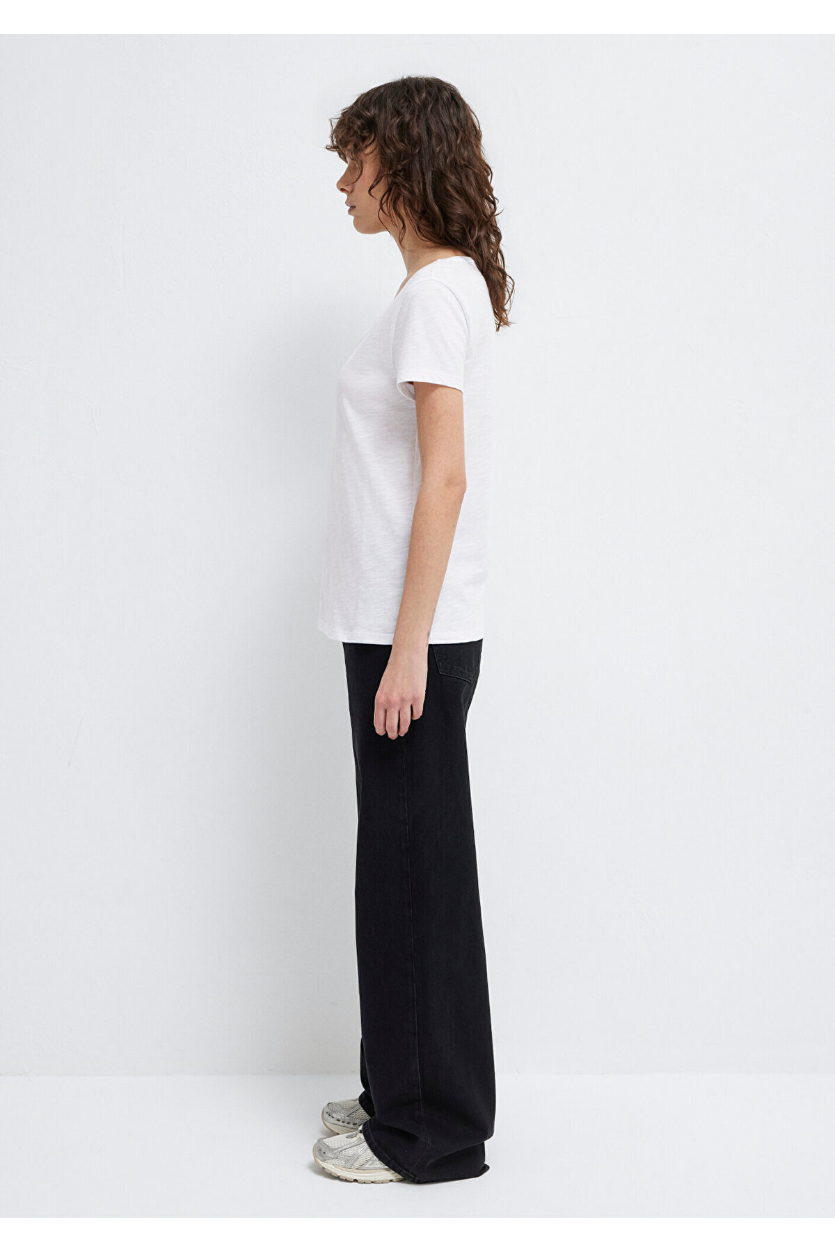 Mavi  2li Siyah Beyaz Kadın V Yaka Basic Tişört Slim Fit / Dar Kesim 1611371-900 - Görsel 8