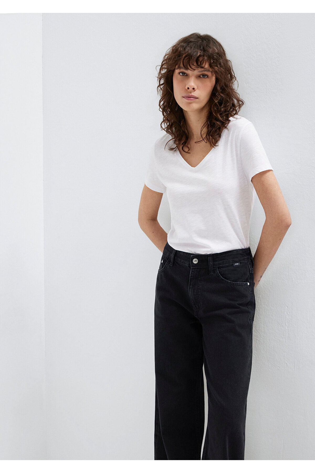 Mavi  2li Siyah Beyaz Kadın V Yaka Basic Tişört Slim Fit / Dar Kesim 1611371-900 - Görsel 3