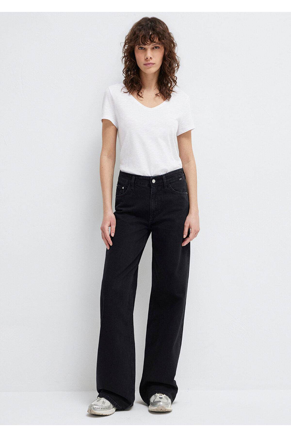 Mavi  2li Siyah Beyaz Kadın V Yaka Basic Tişört Slim Fit / Dar Kesim 1611371-900 - Görsel 4