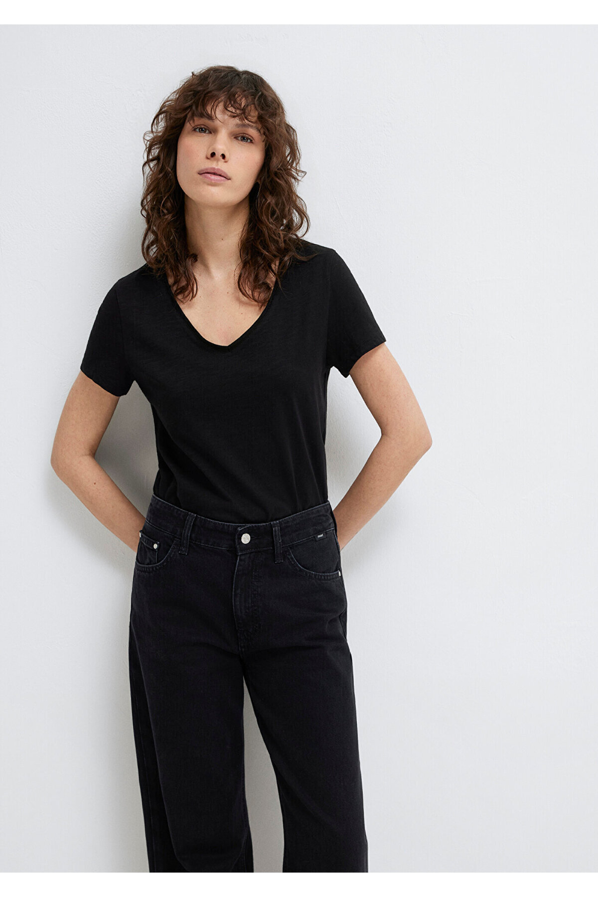 Mavi  2li Siyah Beyaz Kadın V Yaka Basic Tişört Slim Fit / Dar Kesim 1611371-900 - Görsel 2