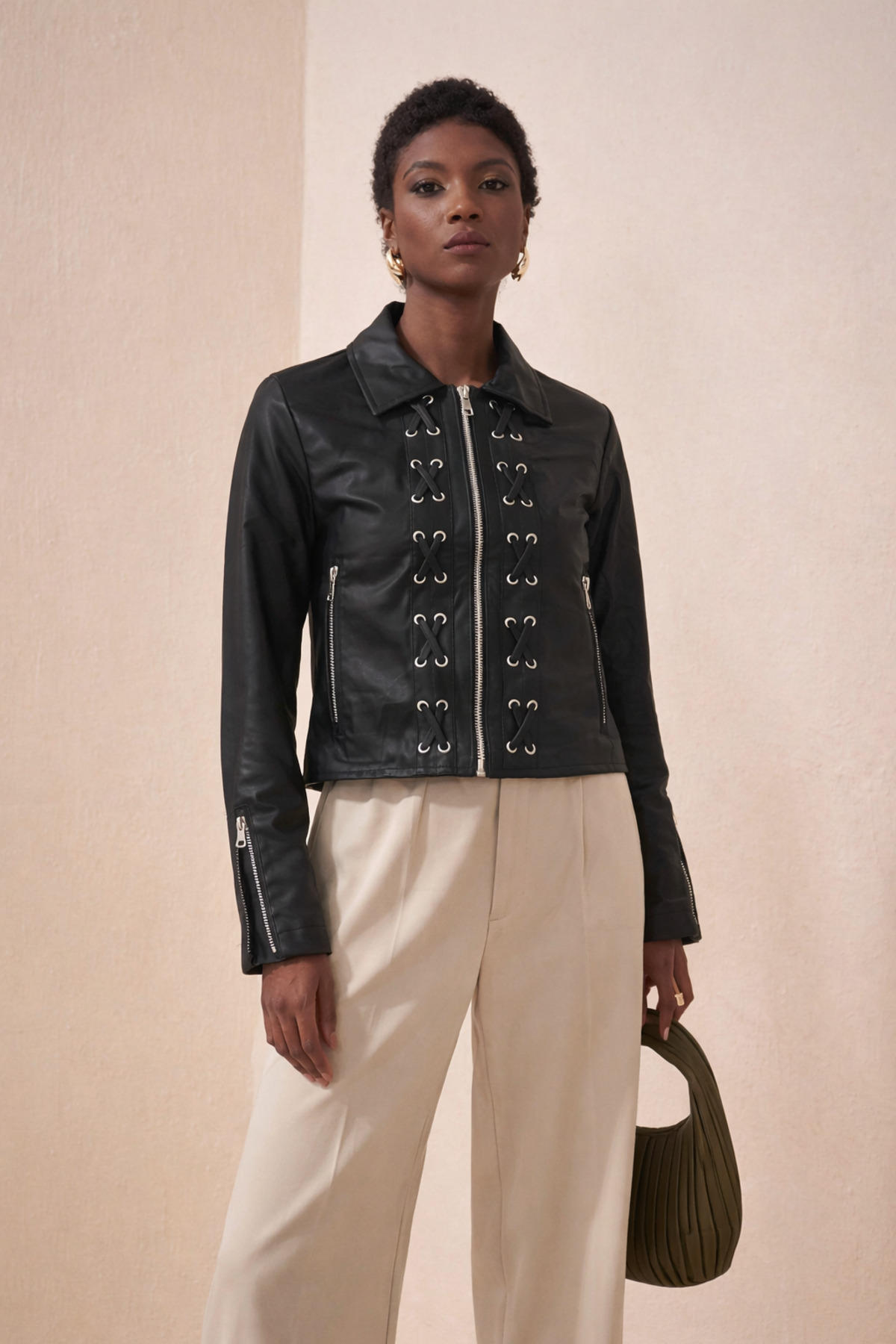 Lijuri  Siyah Önü Dikiş Detaylı Crop Deri Ceket 7108